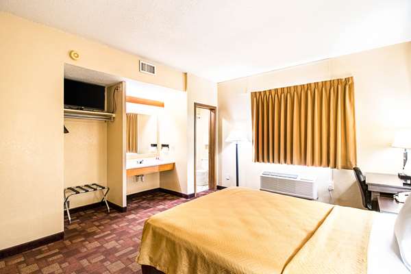  - Econo Lodge Watertown