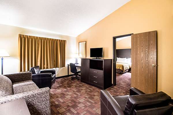 Suite - Econo Lodge Watertown