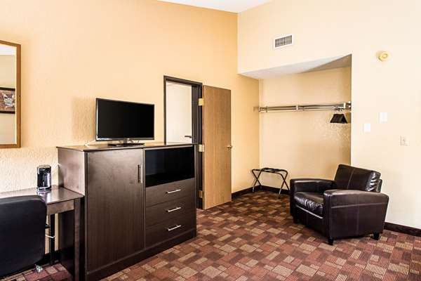 Suite - Econo Lodge Watertown