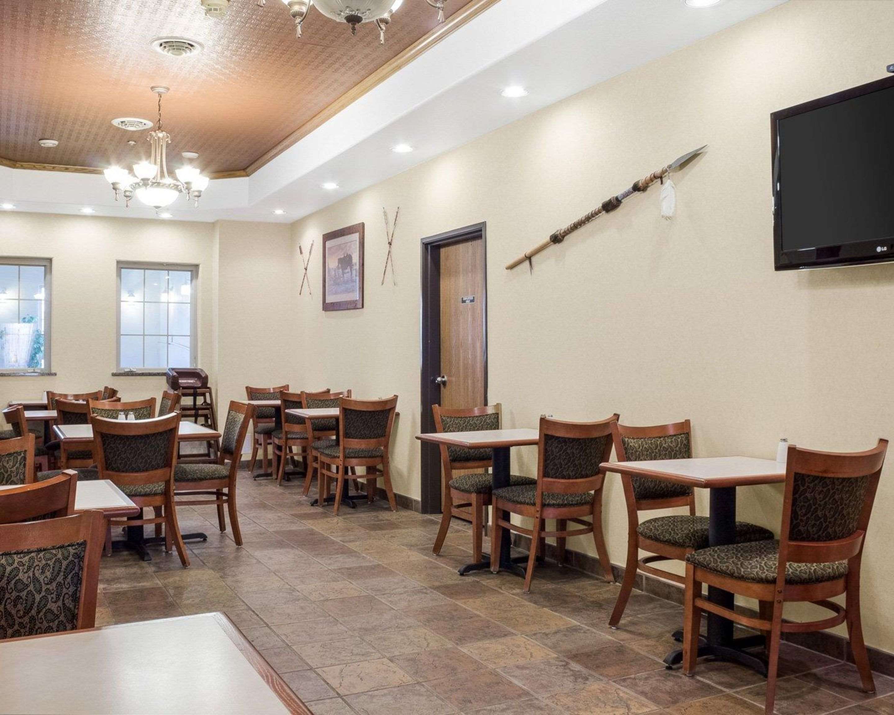 Enjoy breakfast in this seating area | Quality Inn