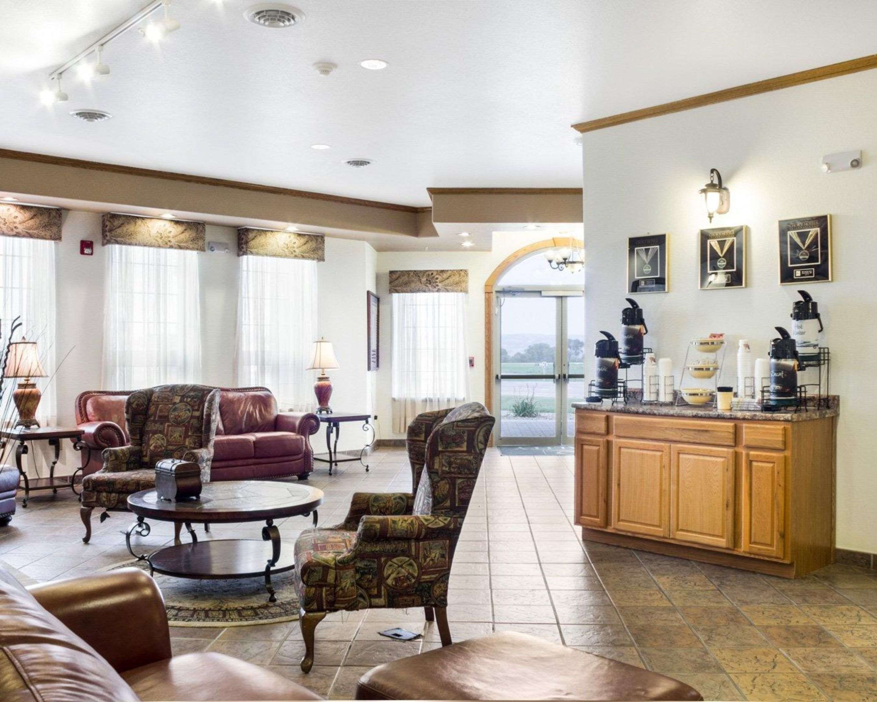 Lobby with sitting area | Quality Inn