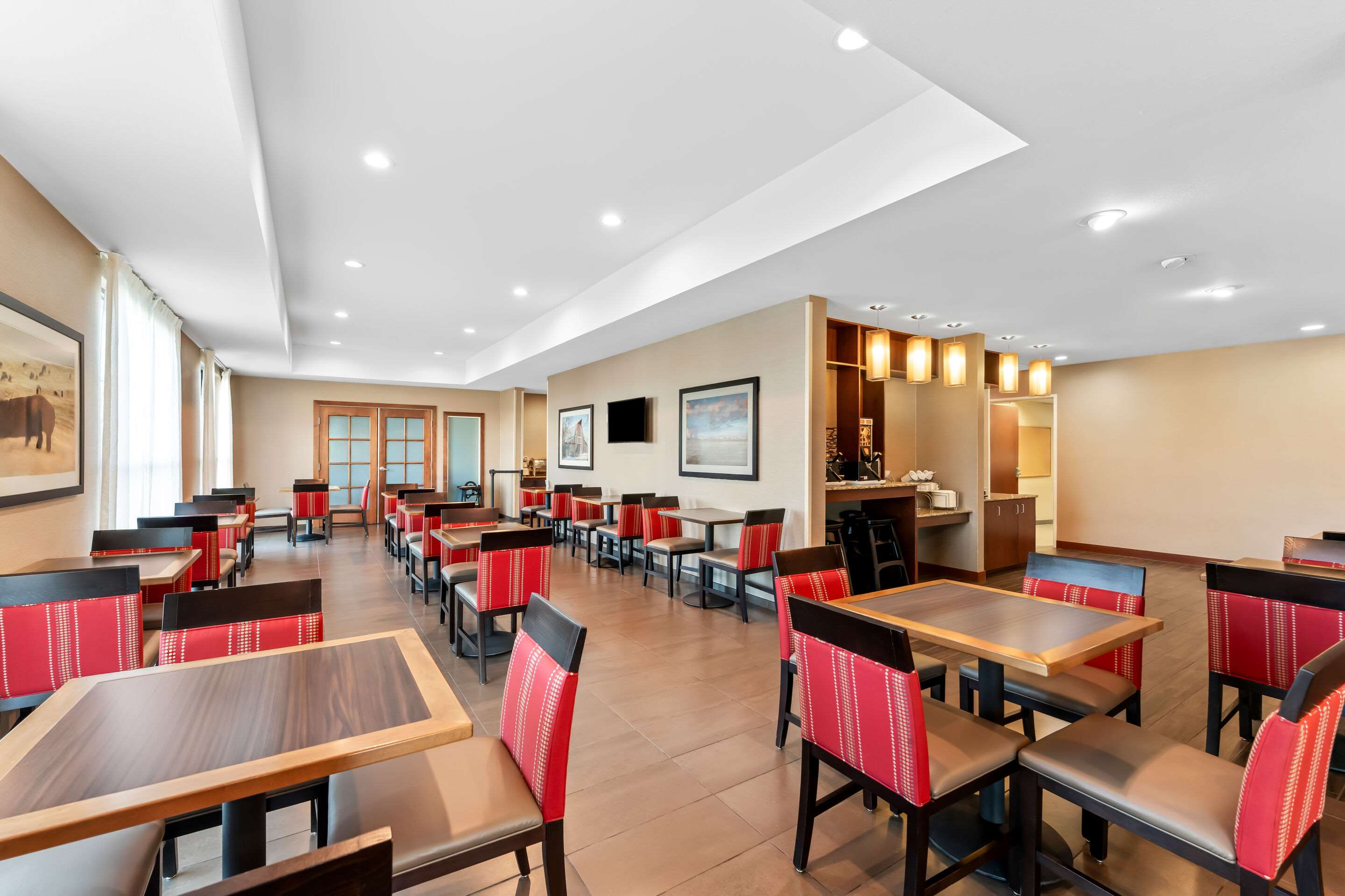 Enjoy breakfast in this seating area | Comfort Inn & Suites Avera Southwest