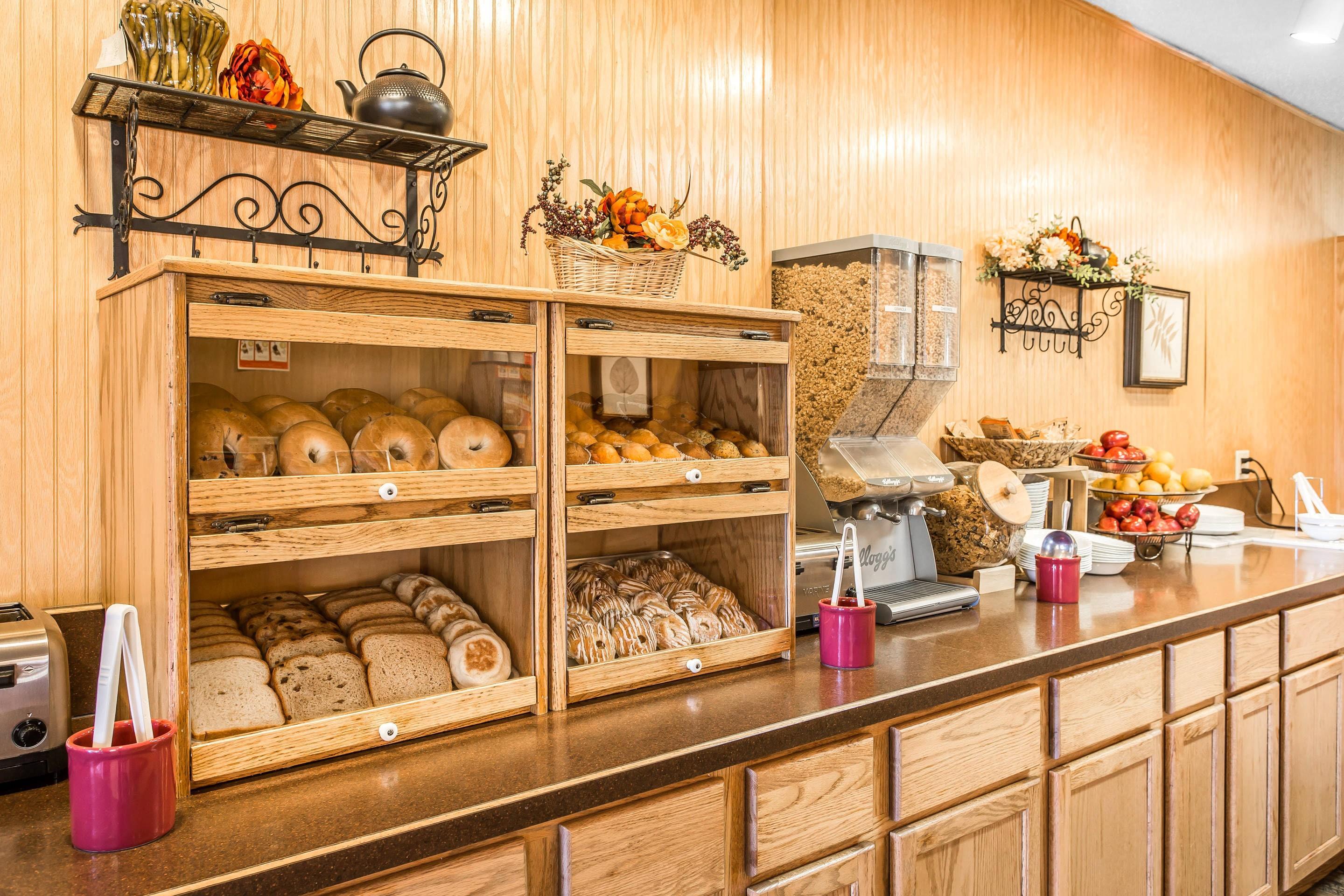 Breakfast counter | K Bar S Lodge, Ascend Hotel Collection