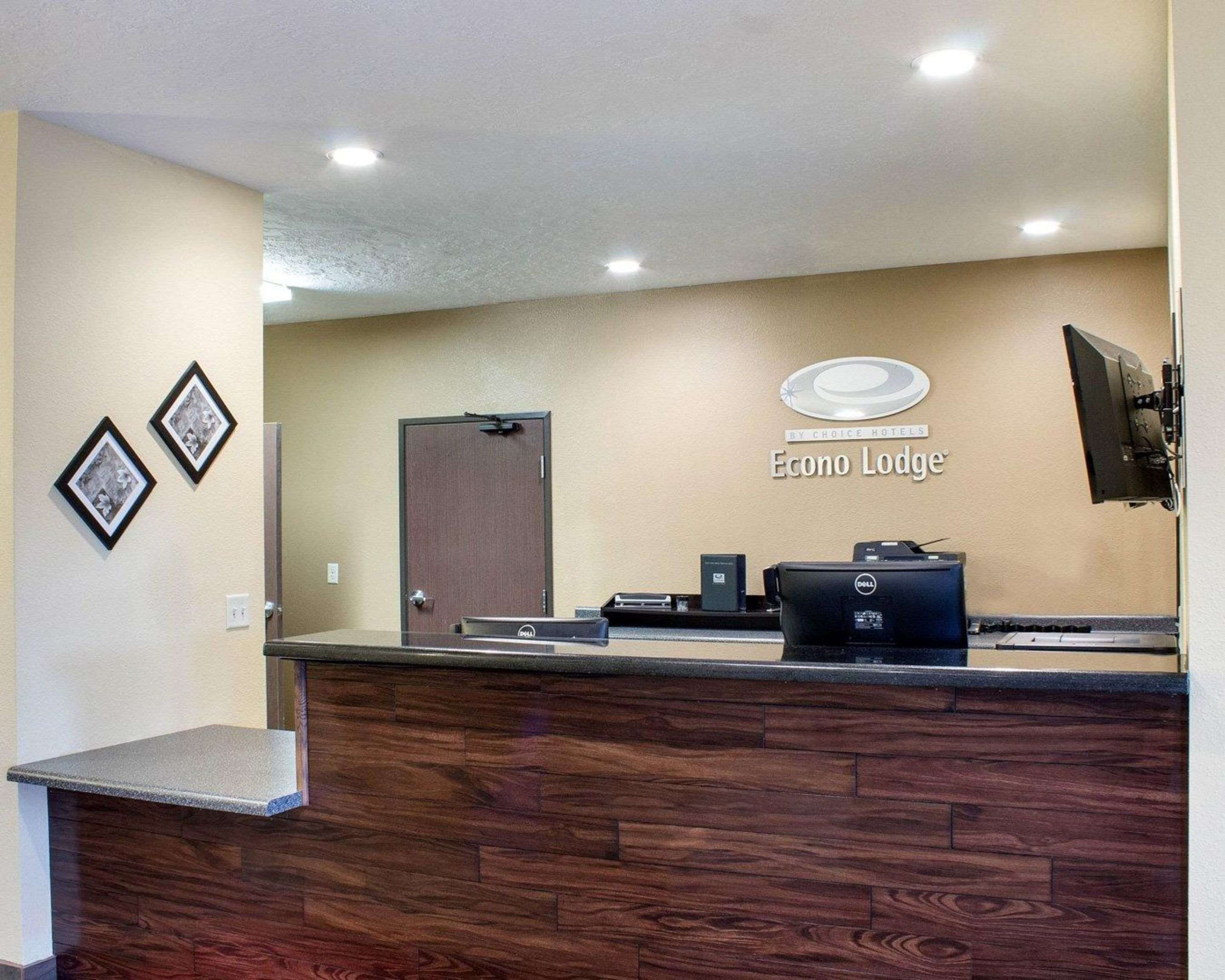 Front desk | Comfort Inn Yankton SD