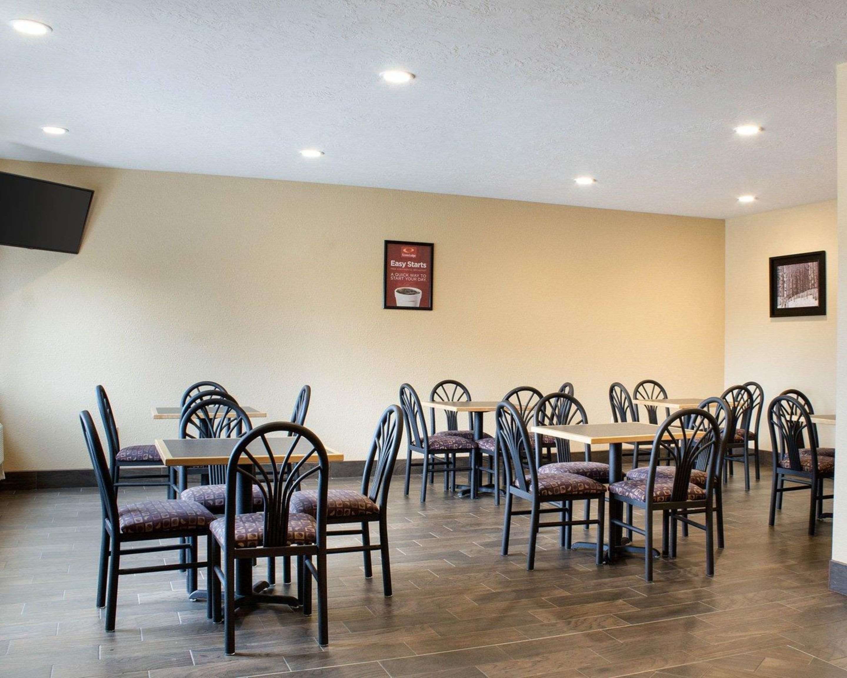Enjoy breakfast in this spacious area | Comfort Inn Yankton SD