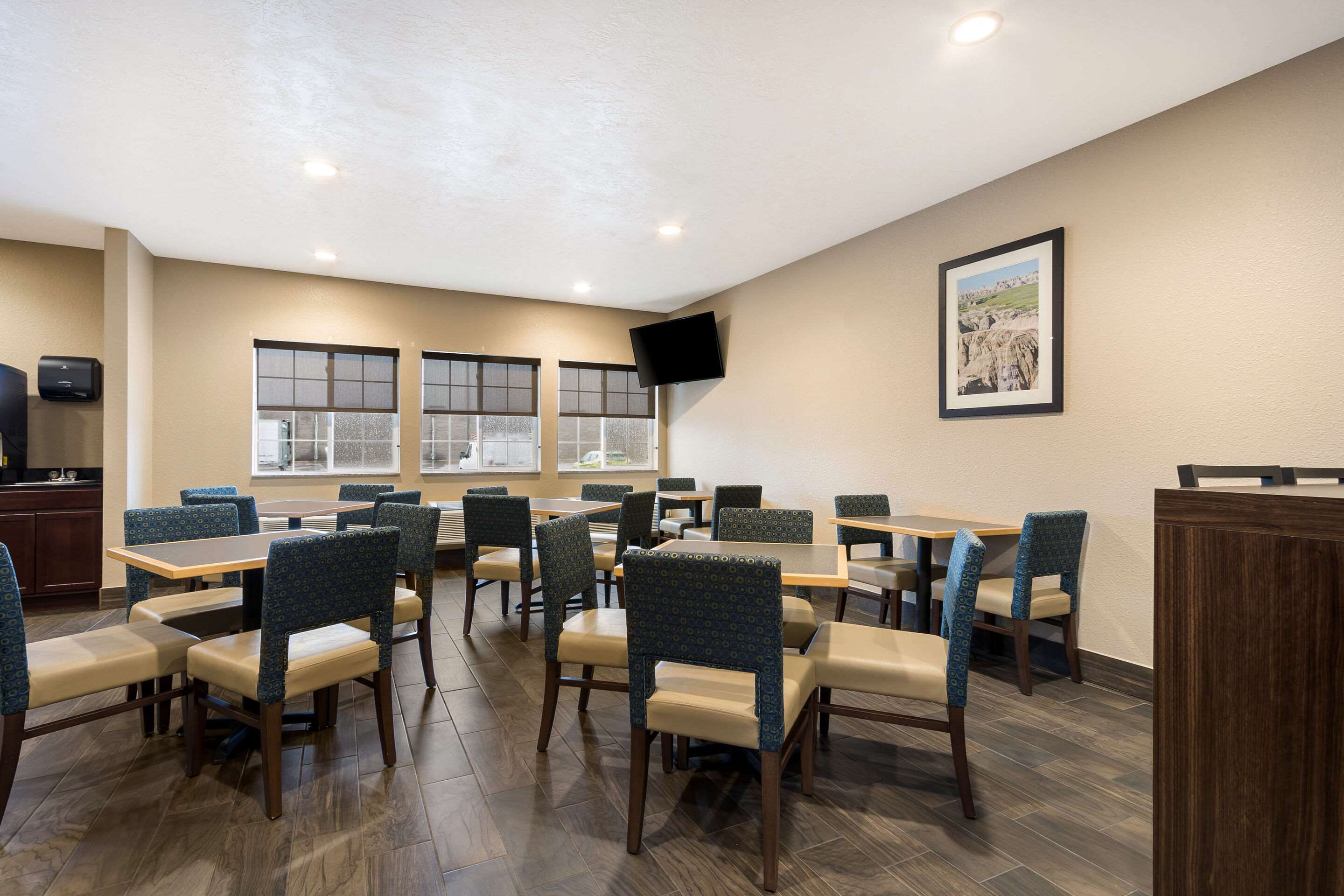 Enjoy breakfast in this seating area | Comfort Inn Yankton SD
