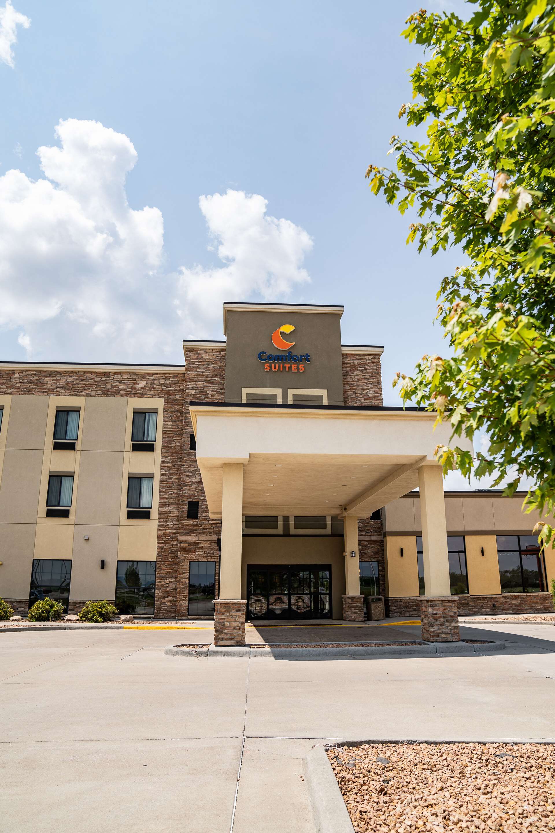 Hotel exterior | Comfort Suites University