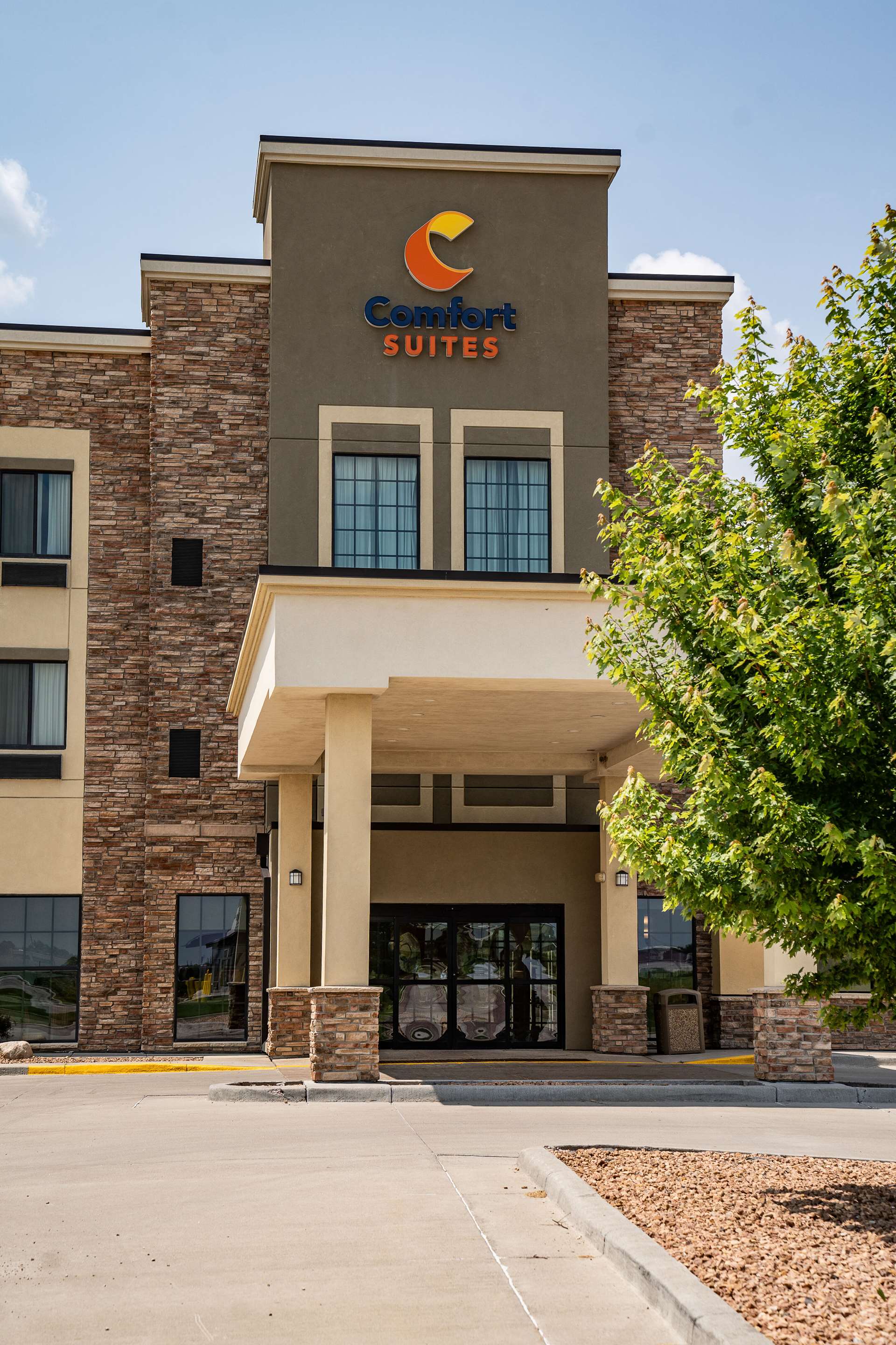 Hotel exterior | Comfort Suites University
