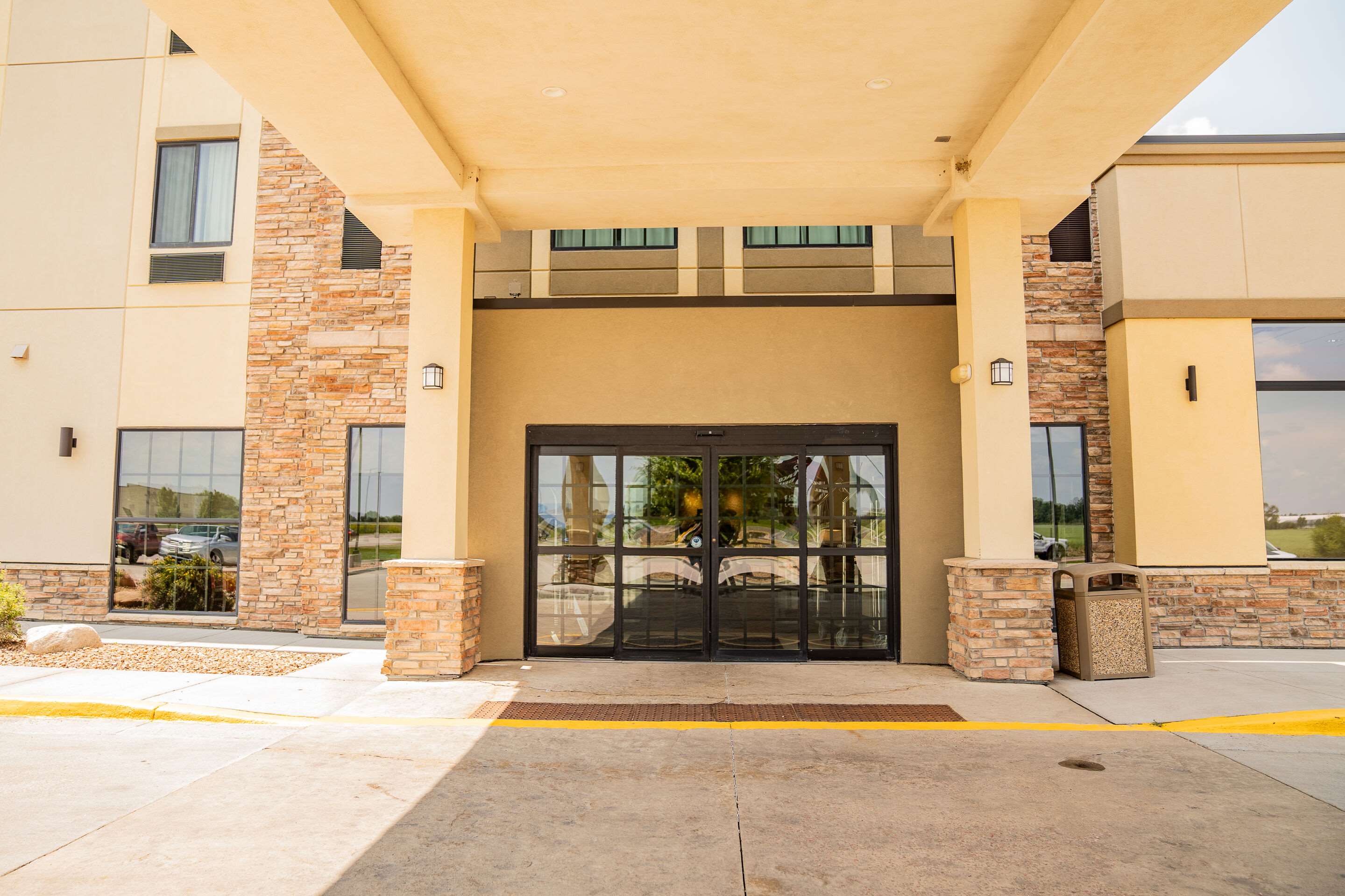 Hotel entrance | Comfort Suites University