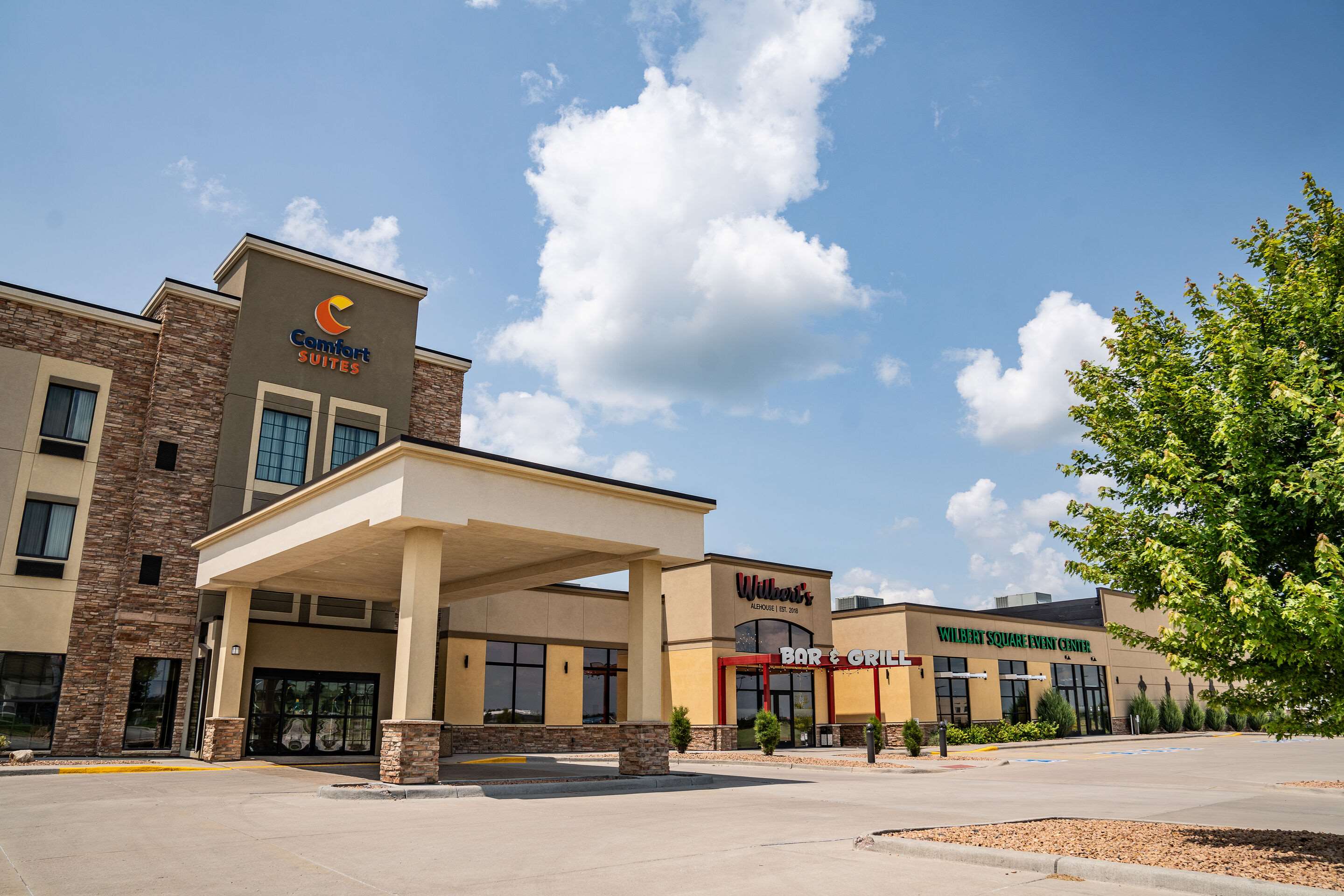 Hotel exterior | Comfort Suites University