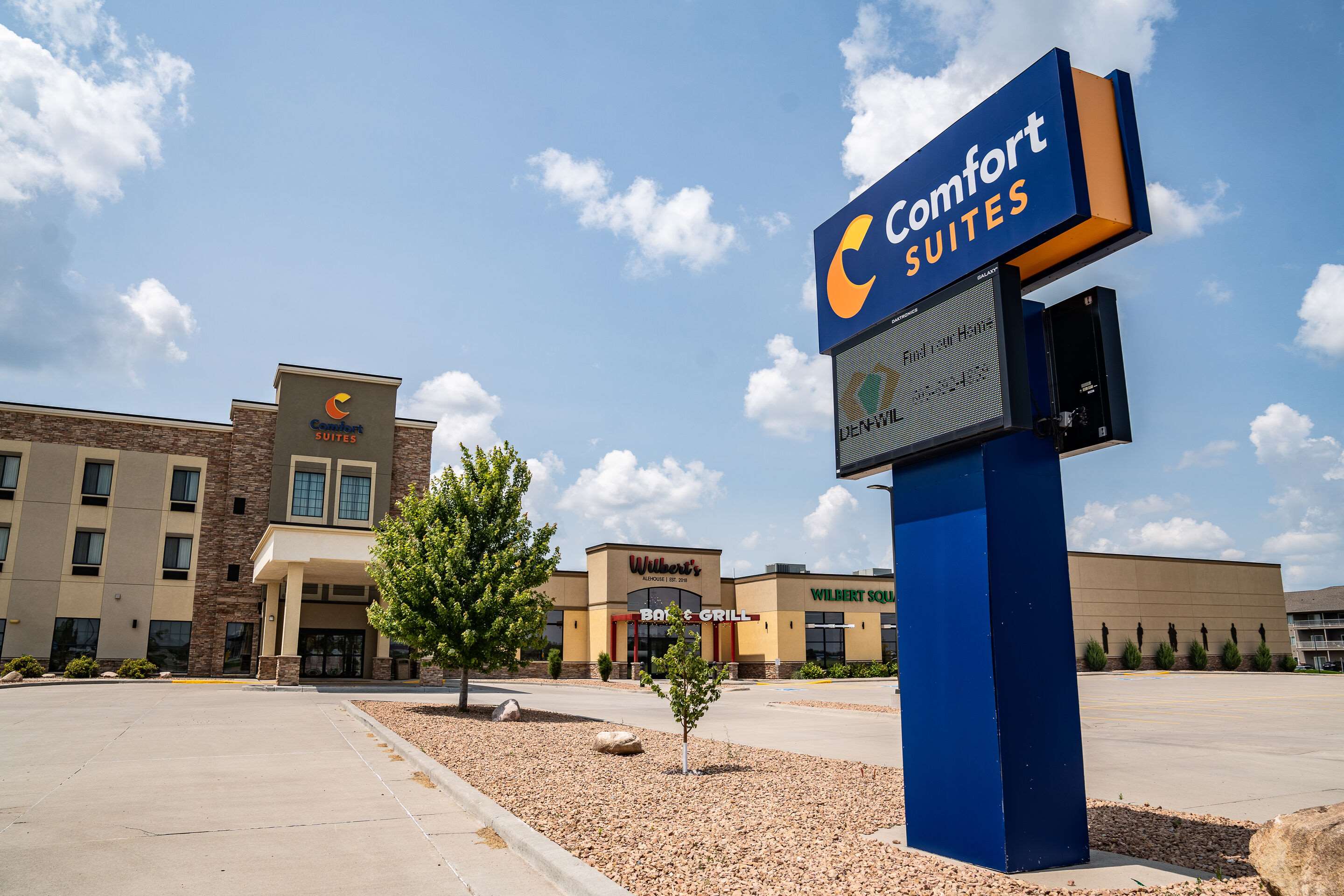 Hotel exterior | Comfort Suites University