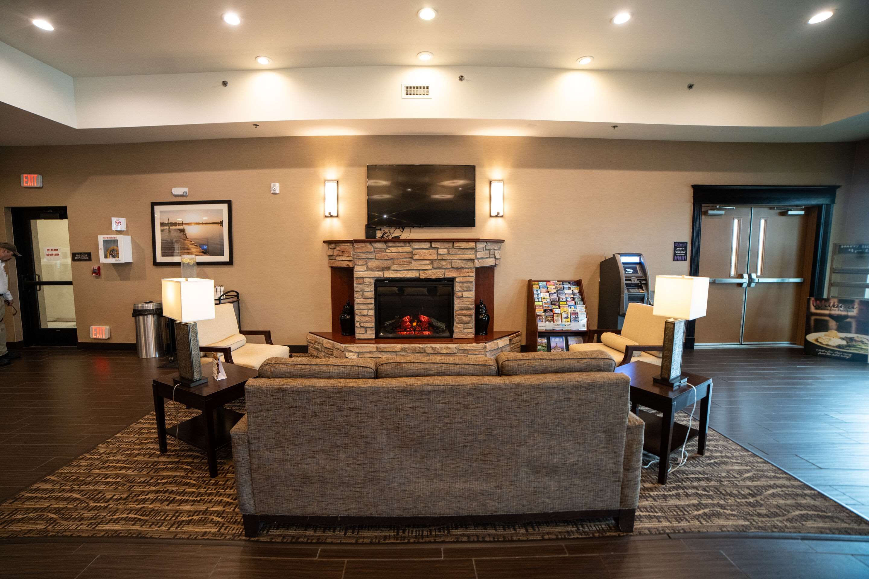 Spacious lobby | Comfort Suites University