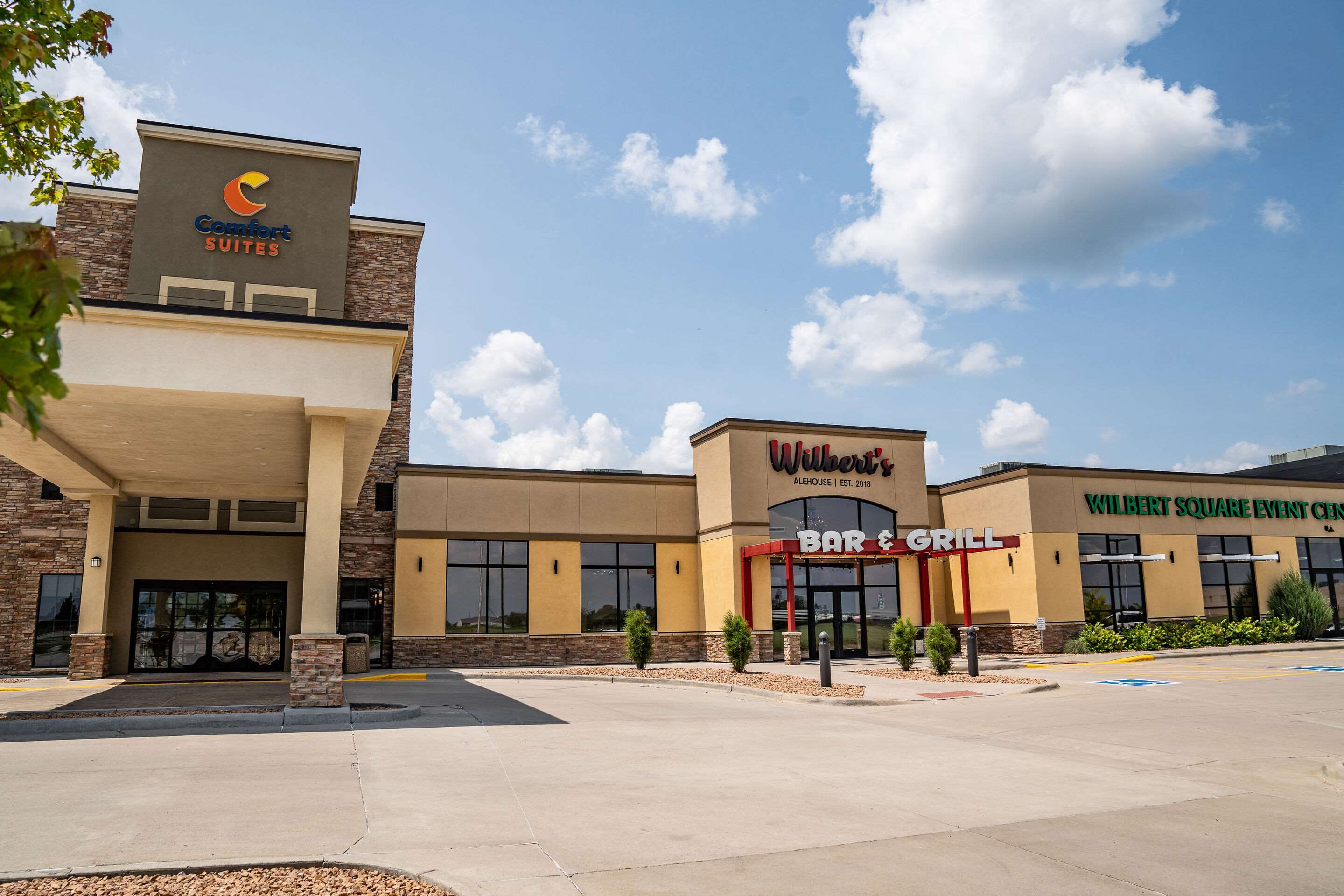 Hotel exterior | Comfort Suites University