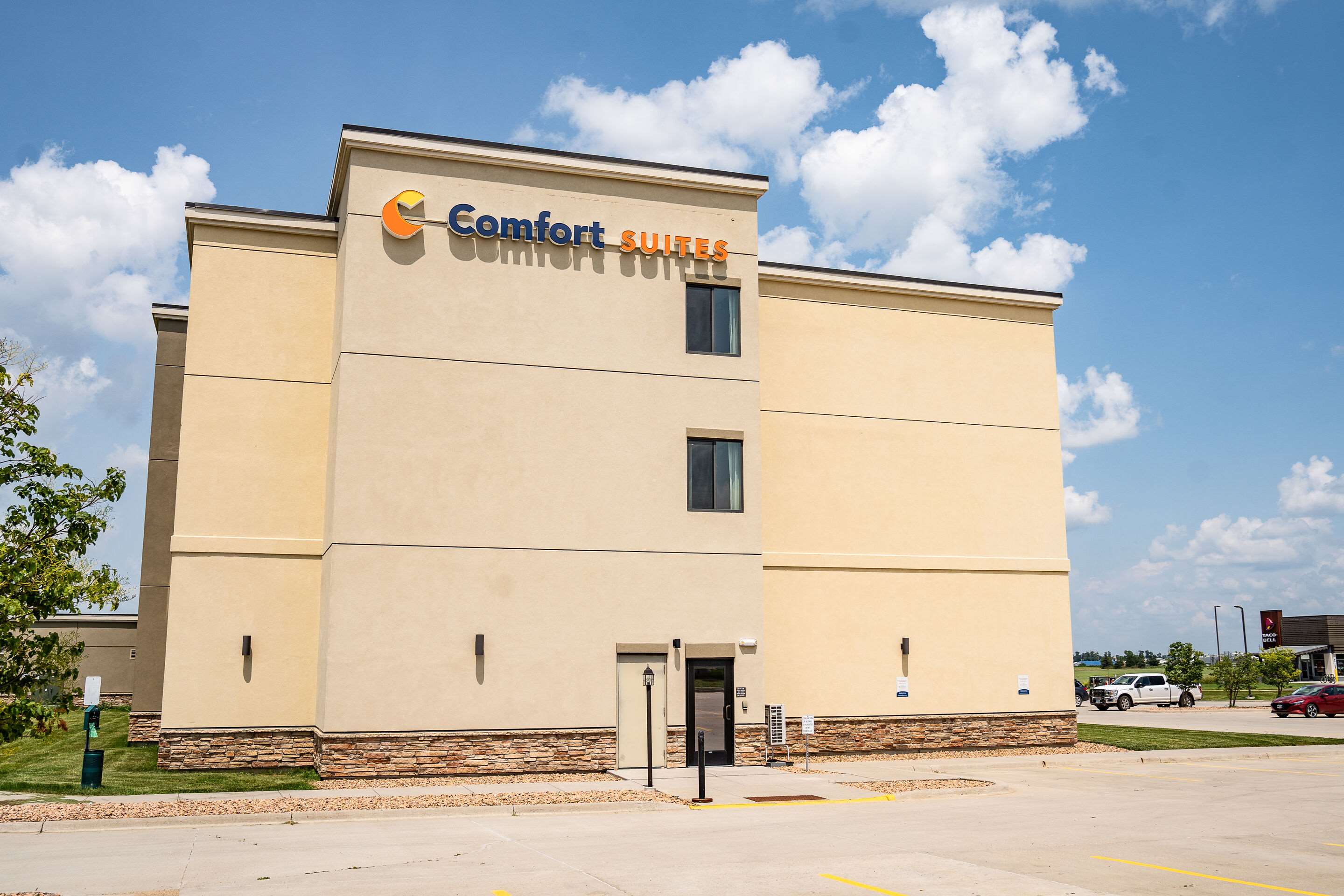 Hotel exterior | Comfort Suites University