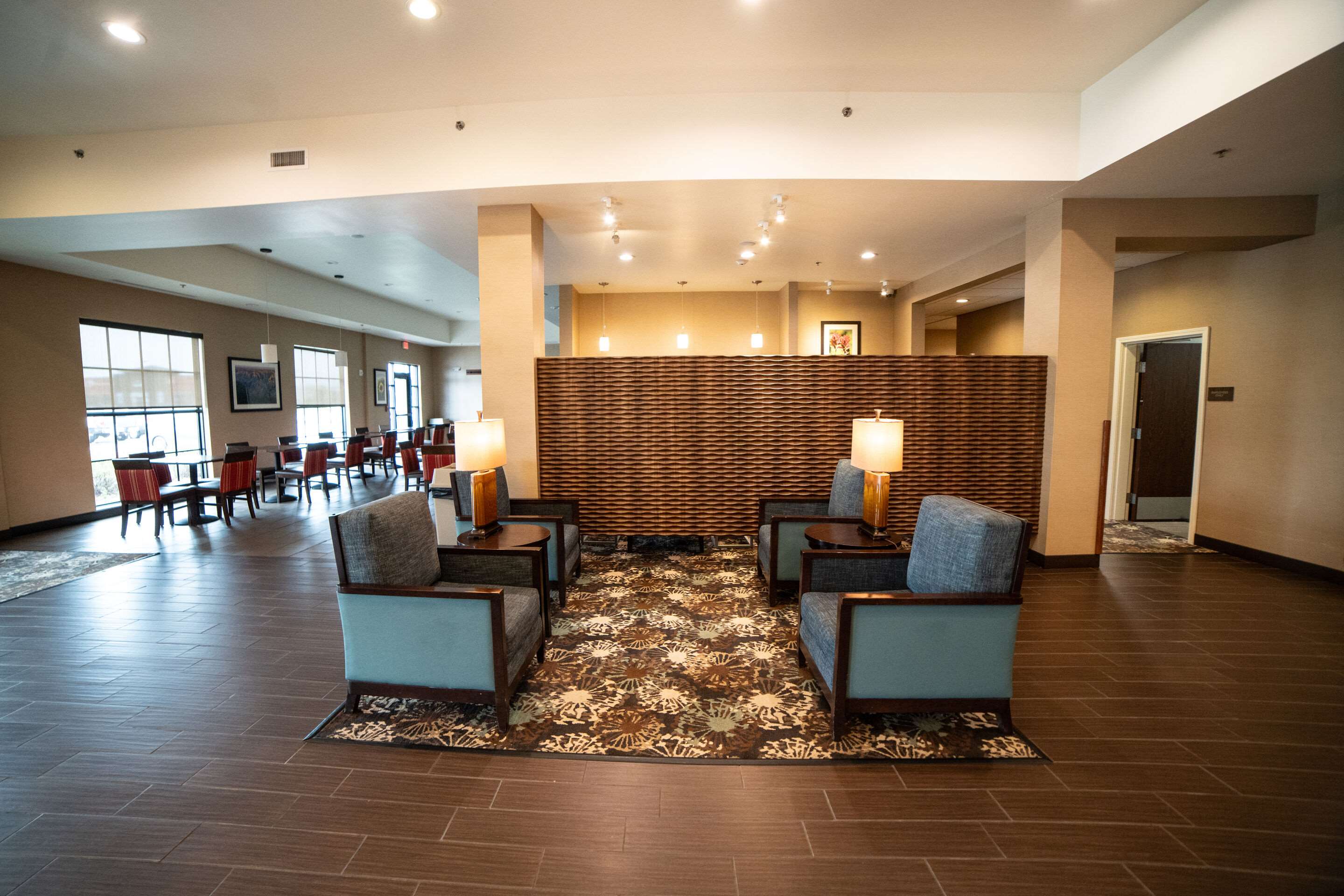 Lobby with sitting area | Comfort Suites University