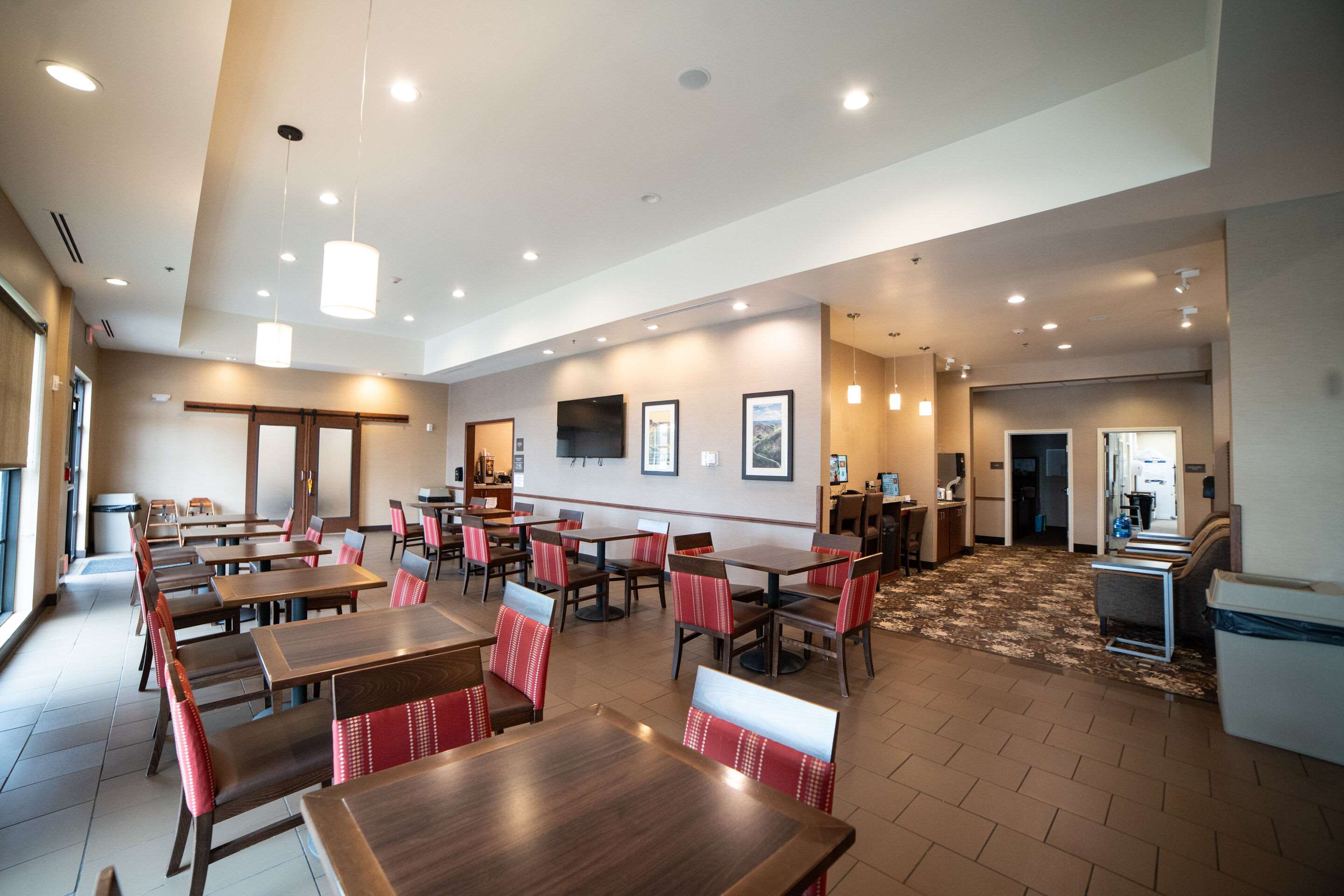 Enjoy breakfast in this seating area | Comfort Suites University