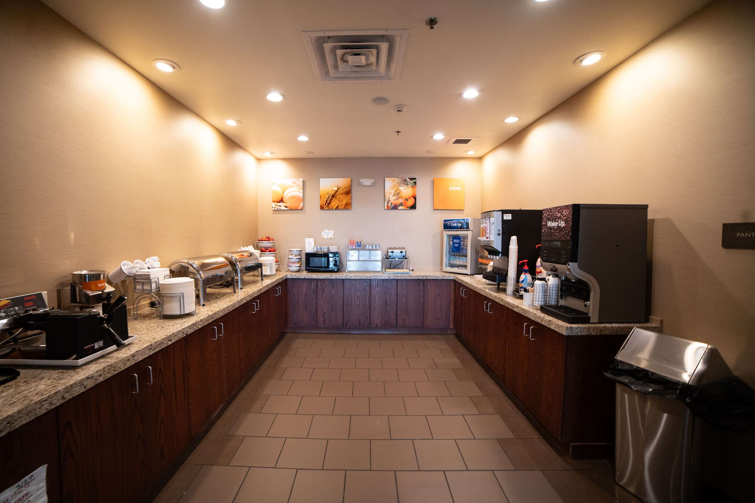 Breakfast area | Comfort Suites University