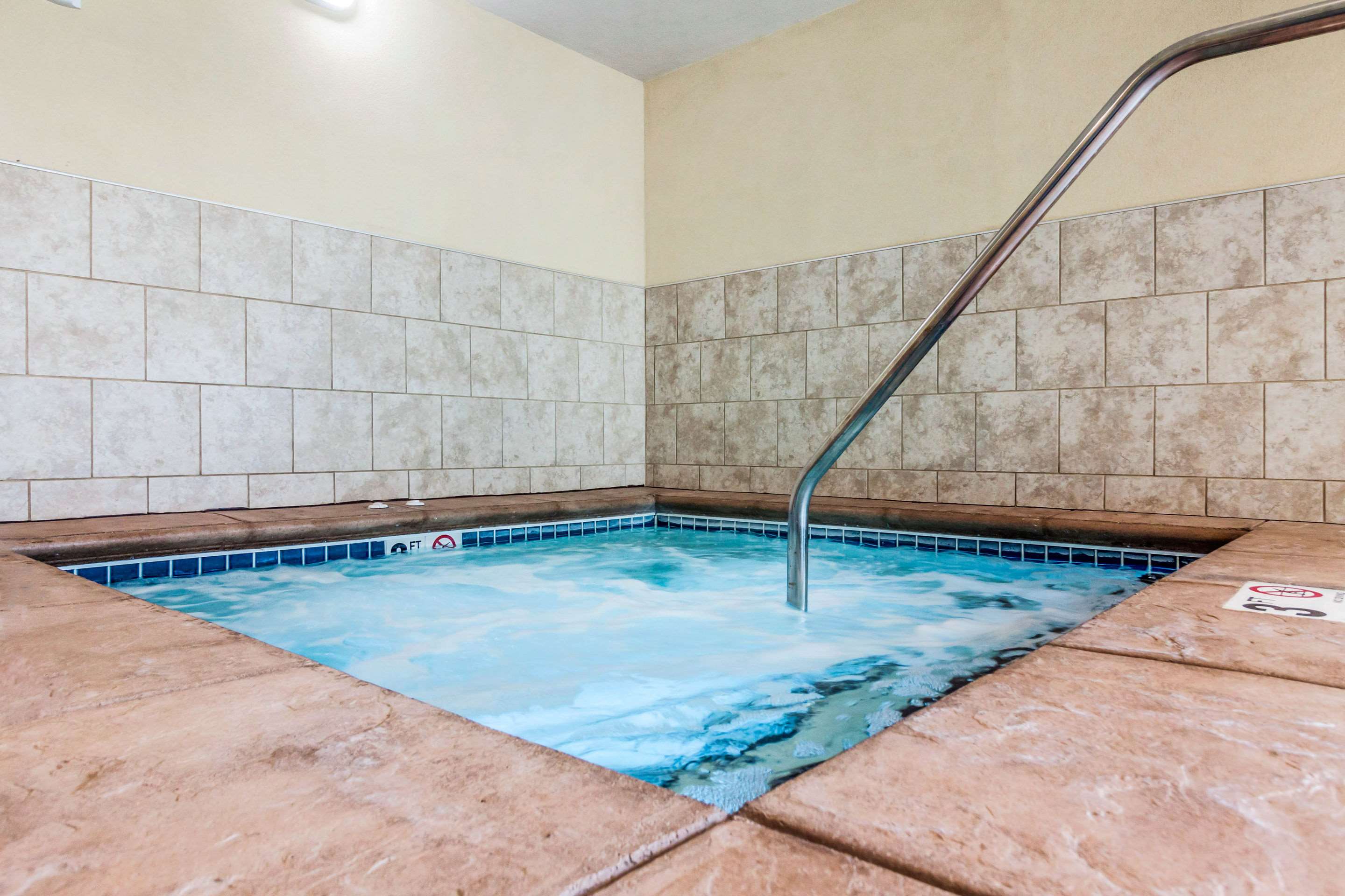 Indoor pool with hot tub | Comfort Suites University