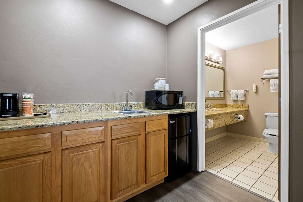 QUALITY INN NEAR MONUMENT HEALTH RA-guestroom-Guest Room,Bathroom,On-Site.jpg