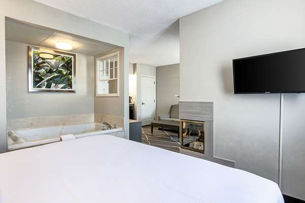 Suite - Clarion Inn Willow River Sevierville