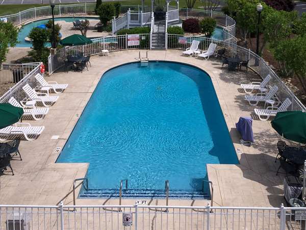 Pool - Clarion Inn Willow River Sevierville