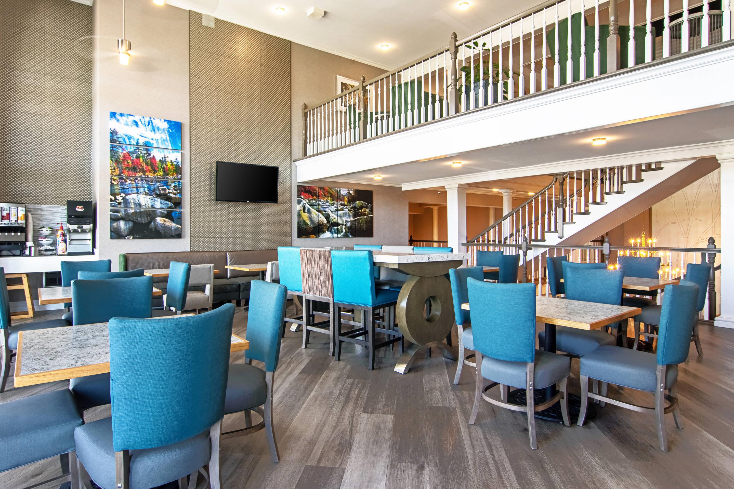 Enjoy breakfast in this seating area | Clarion Inn Willow River