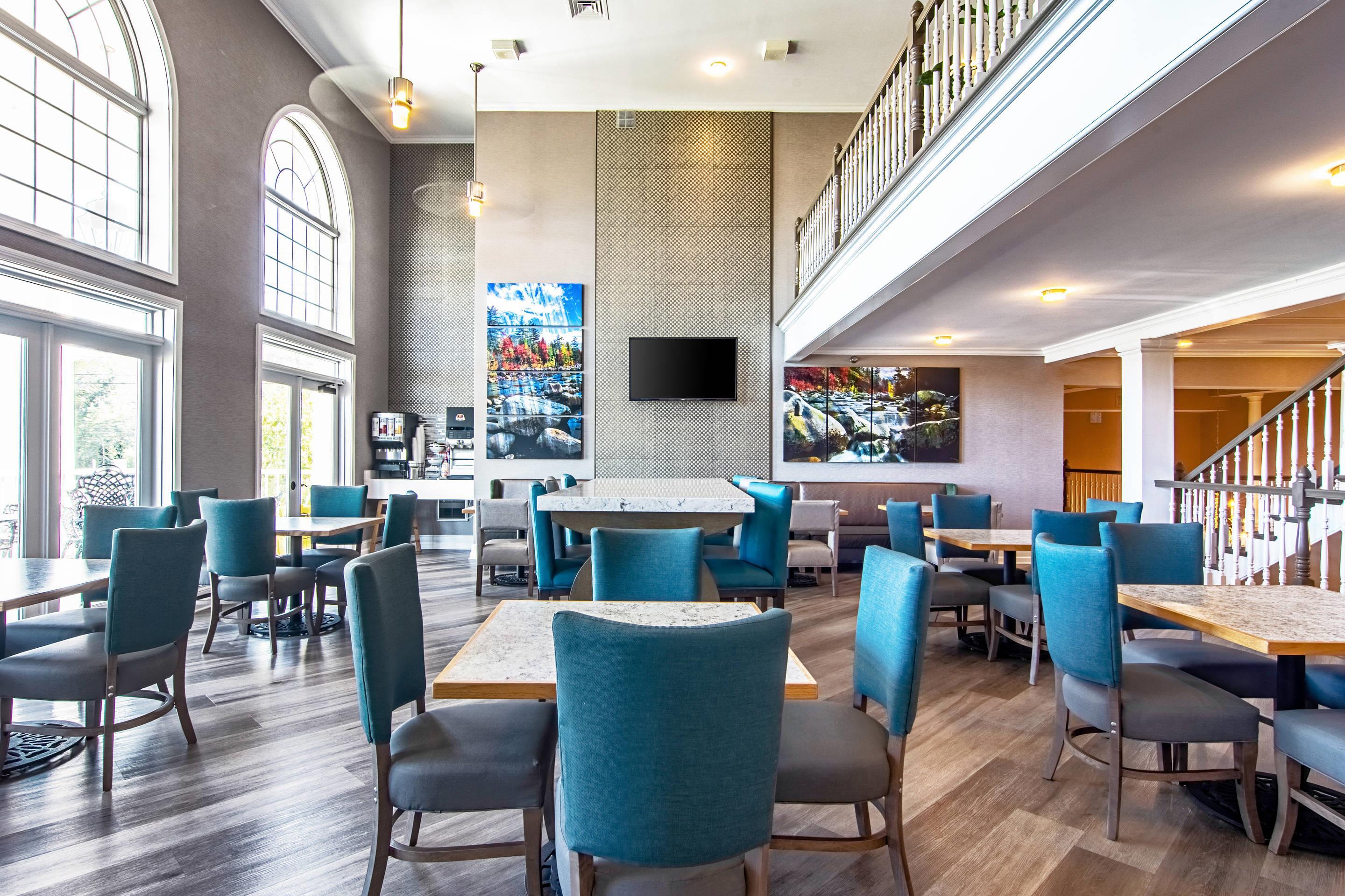 Spacious breakfast area | Clarion Inn Willow River