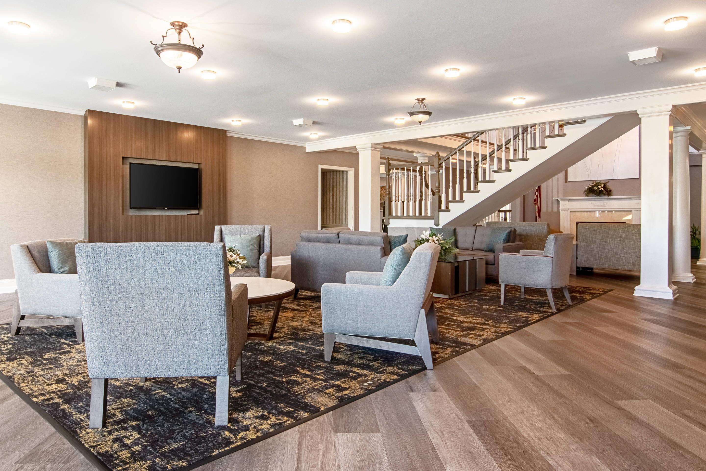 Spacious lobby with sitting area | Clarion Inn Willow River