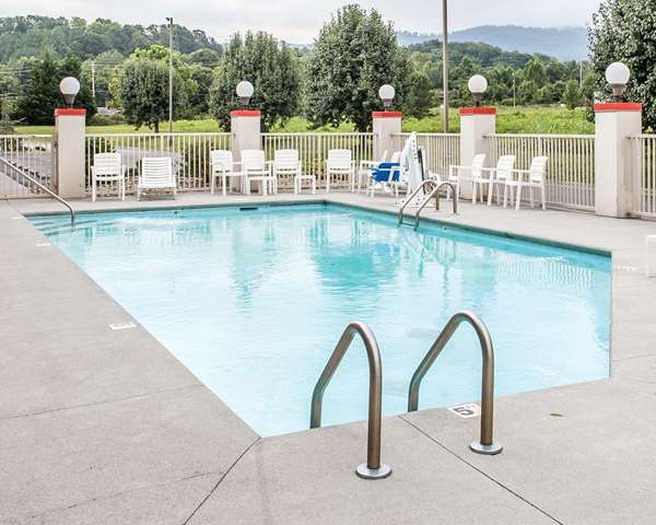 Pool - Econo Lodge Newport - I-40, Exit 432B