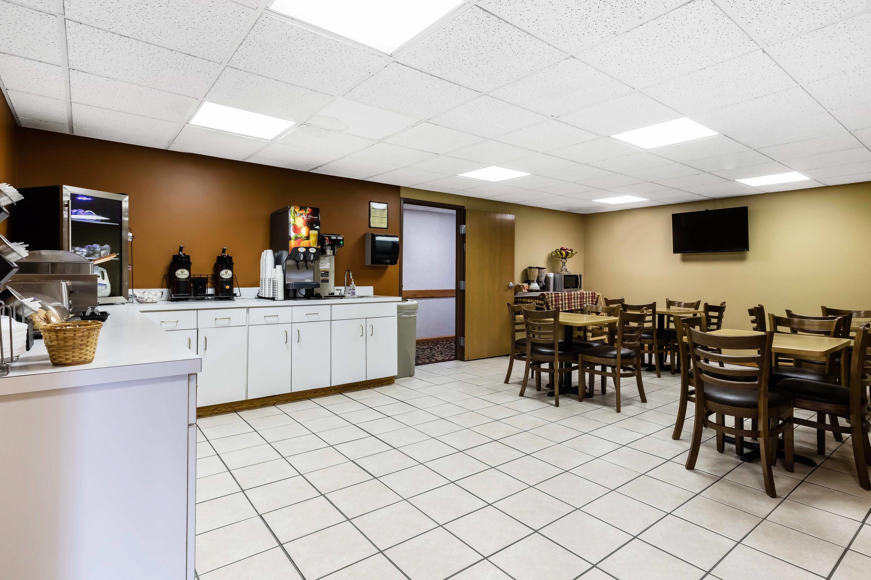 Breakfast area | Econo Lodge Inn and Suites