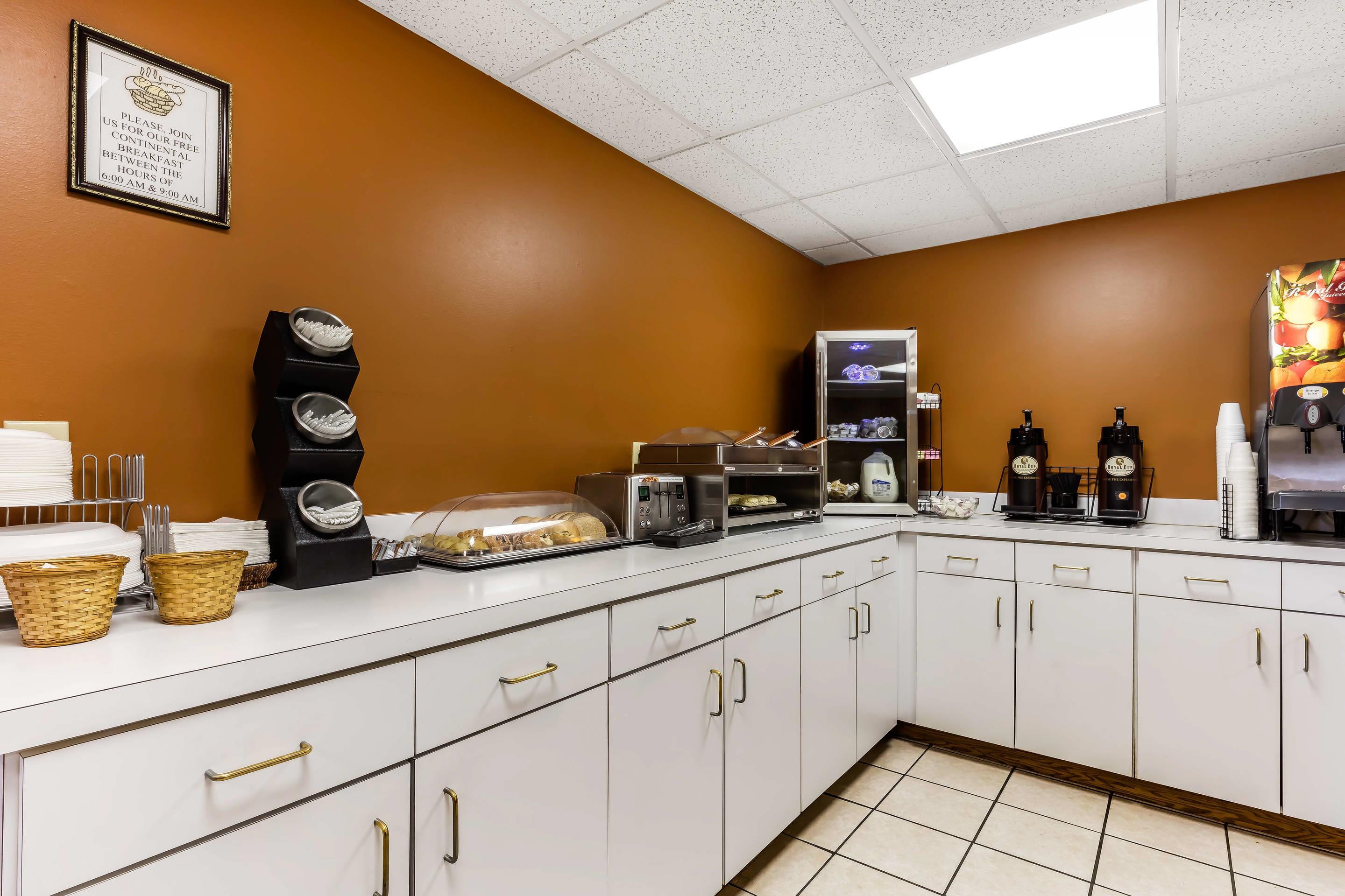Breakfast area | Econo Lodge Inn and Suites