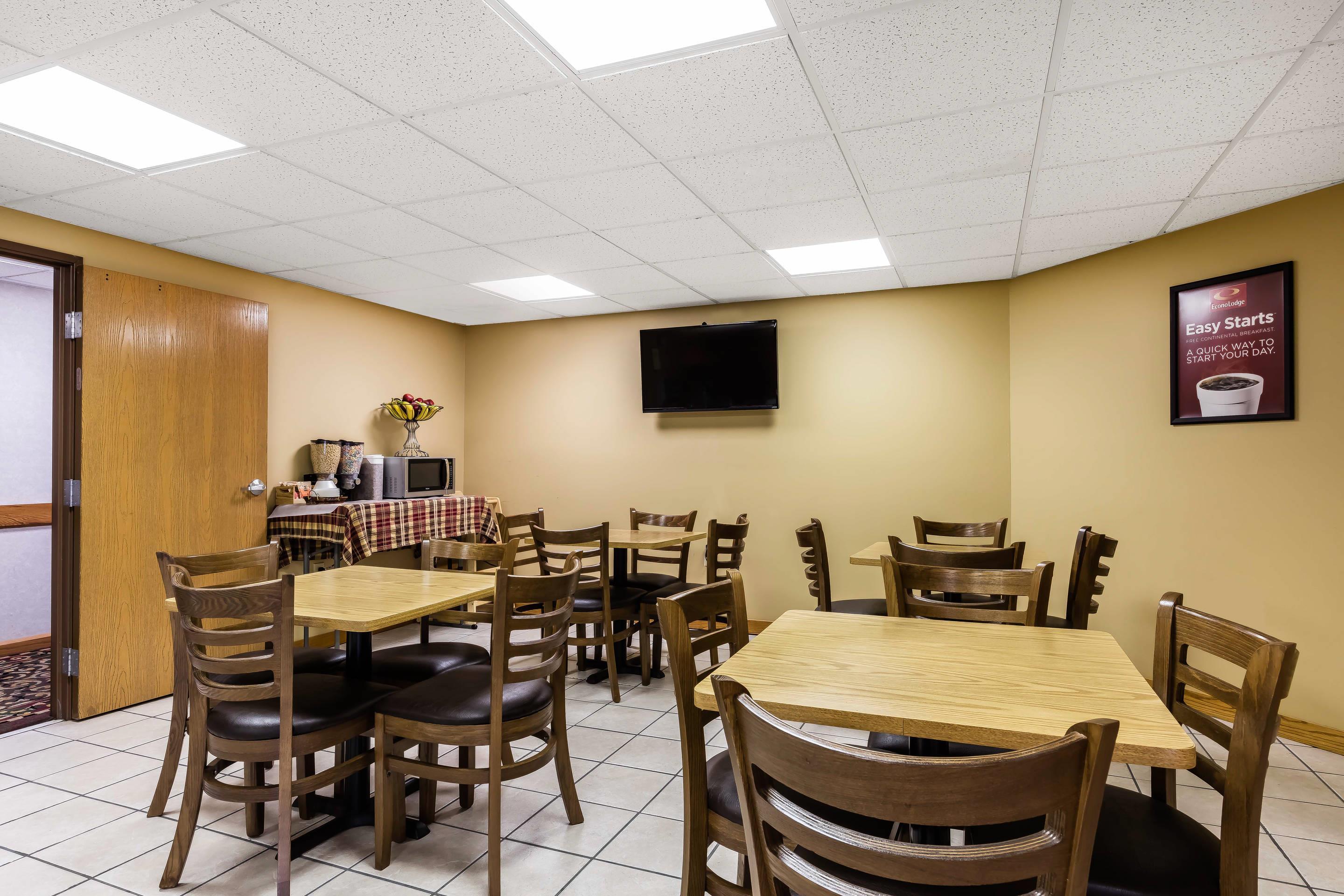 Breakfast area | Econo Lodge Inn and Suites
