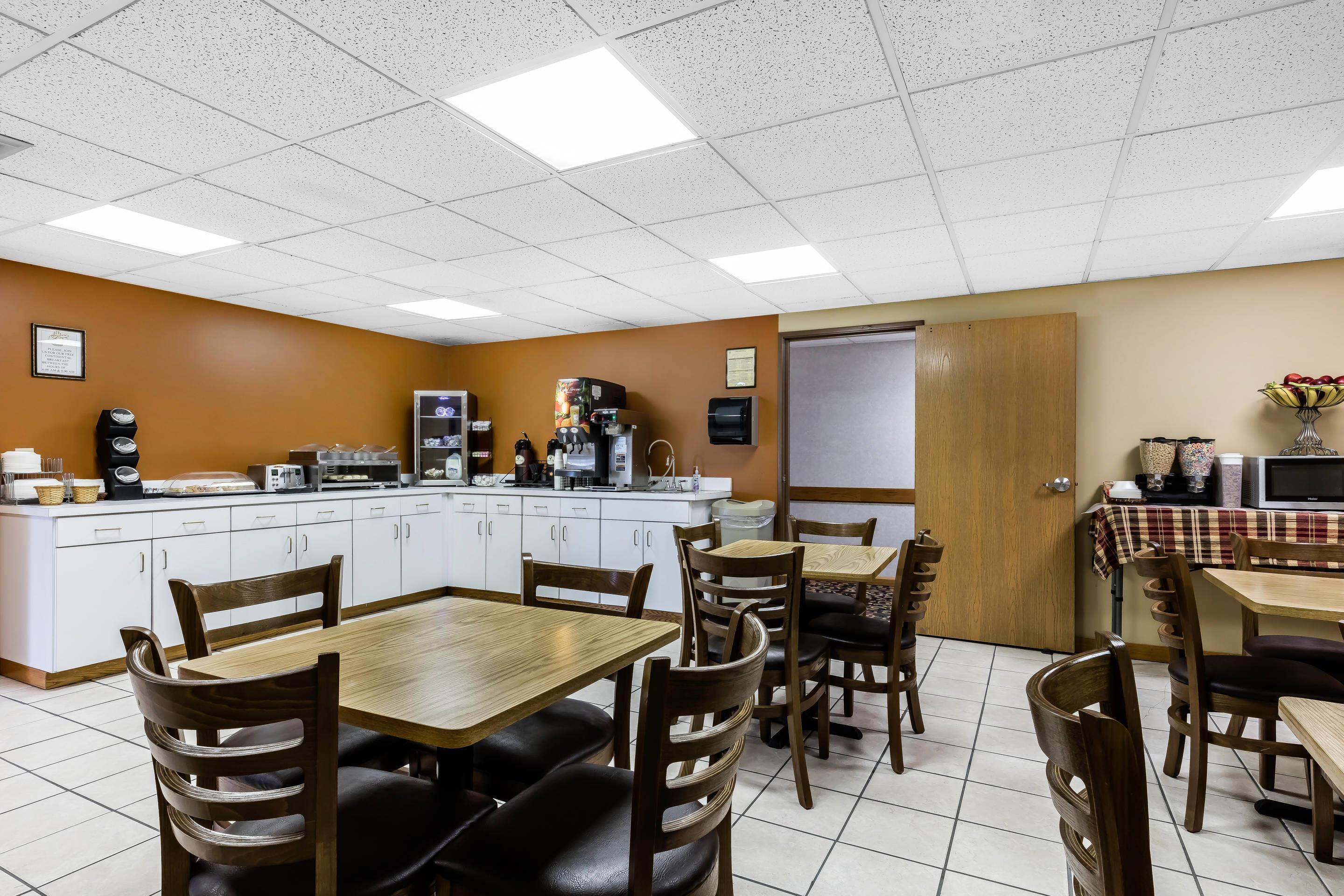 Breakfast area | Econo Lodge Inn and Suites