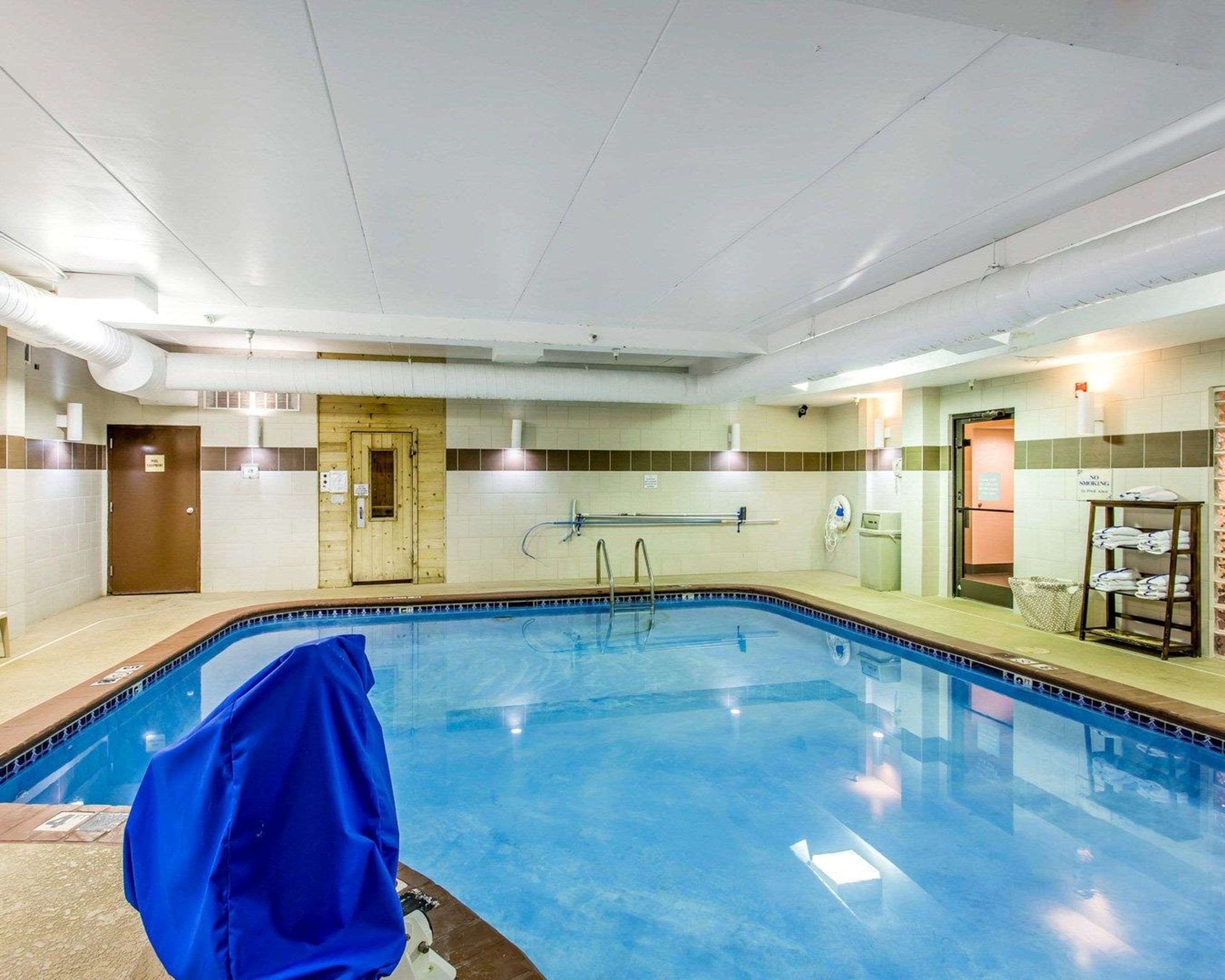 Indoor pool | Comfort Suites Cookeville