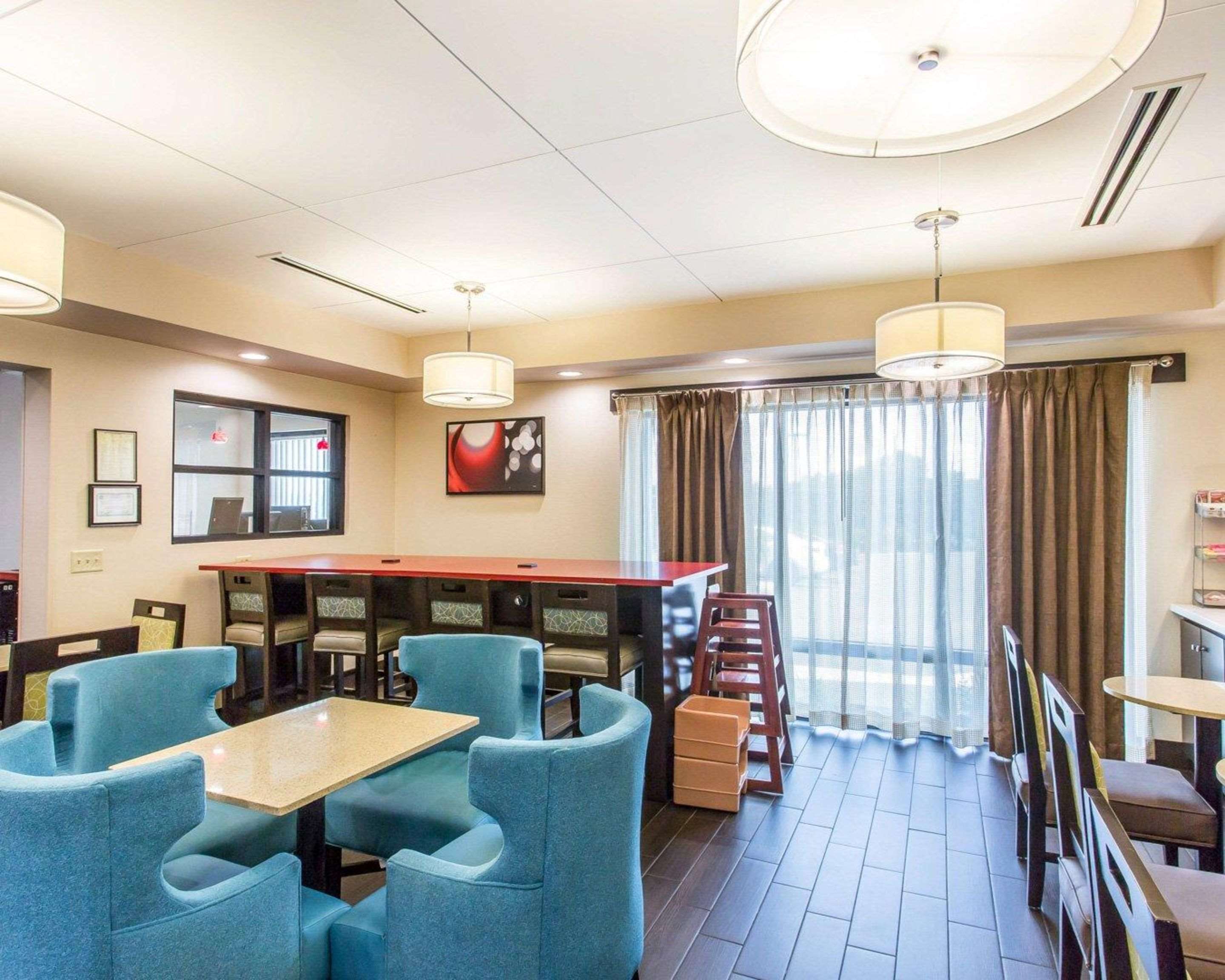 Breakfast area | Comfort Suites Cookeville