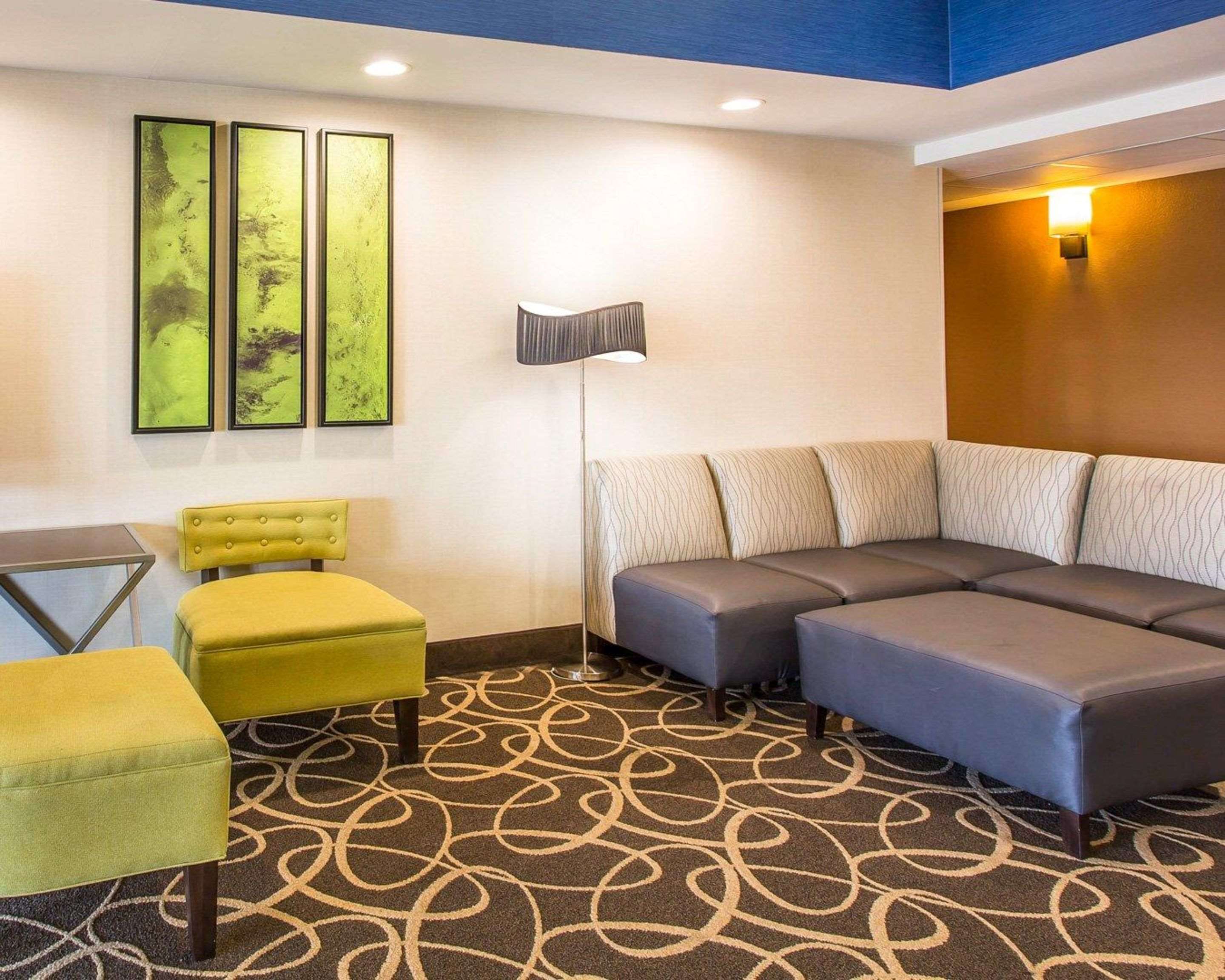 Lobby with sitting area | Comfort Suites Cookeville