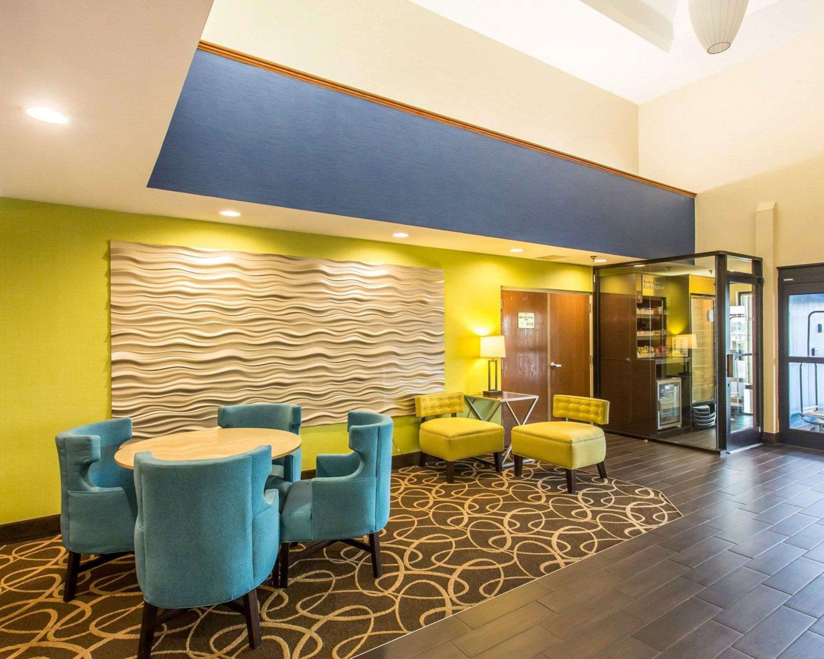 Lobby with sitting area | Comfort Suites Cookeville