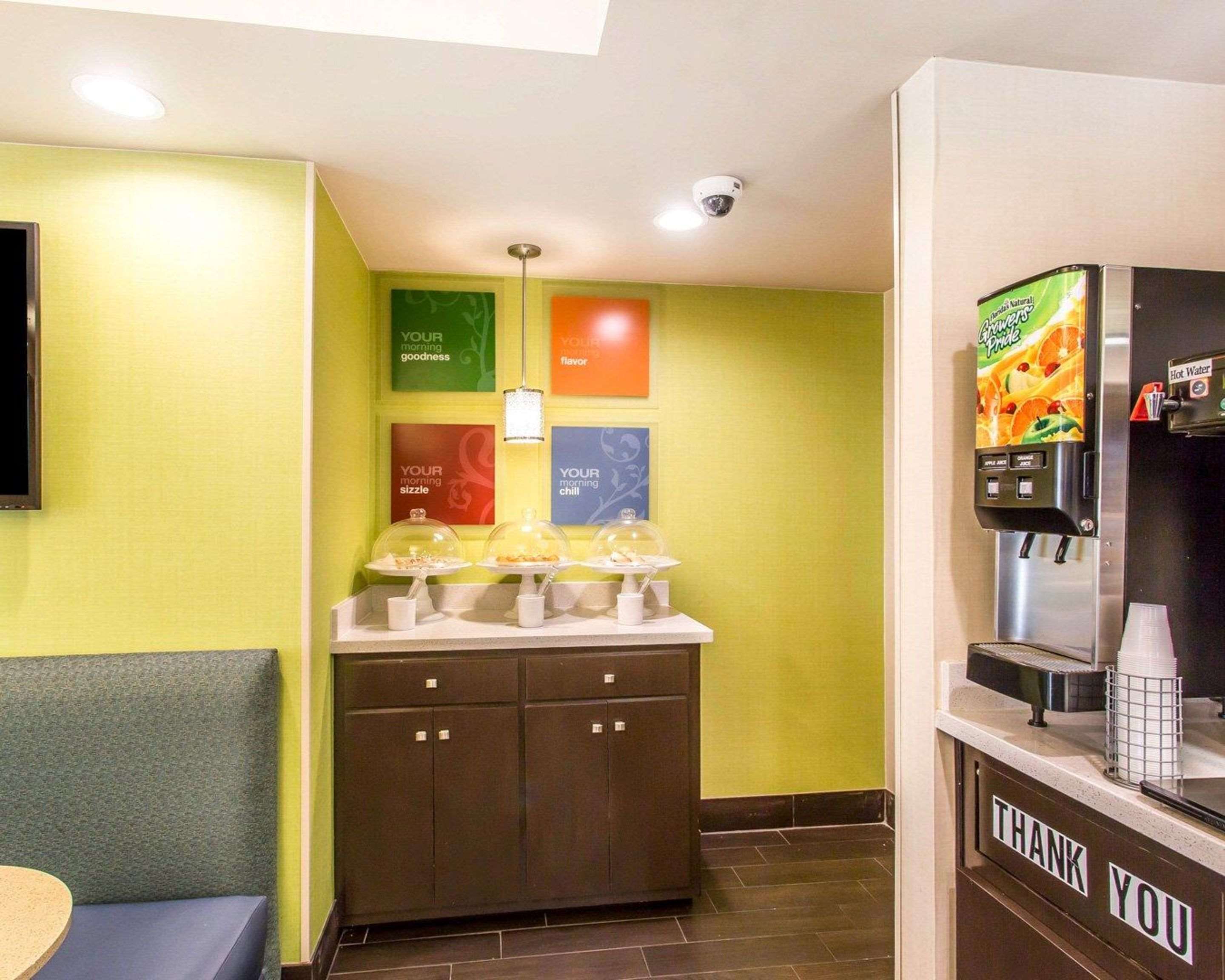 Breakfast counter | Comfort Suites Cookeville
