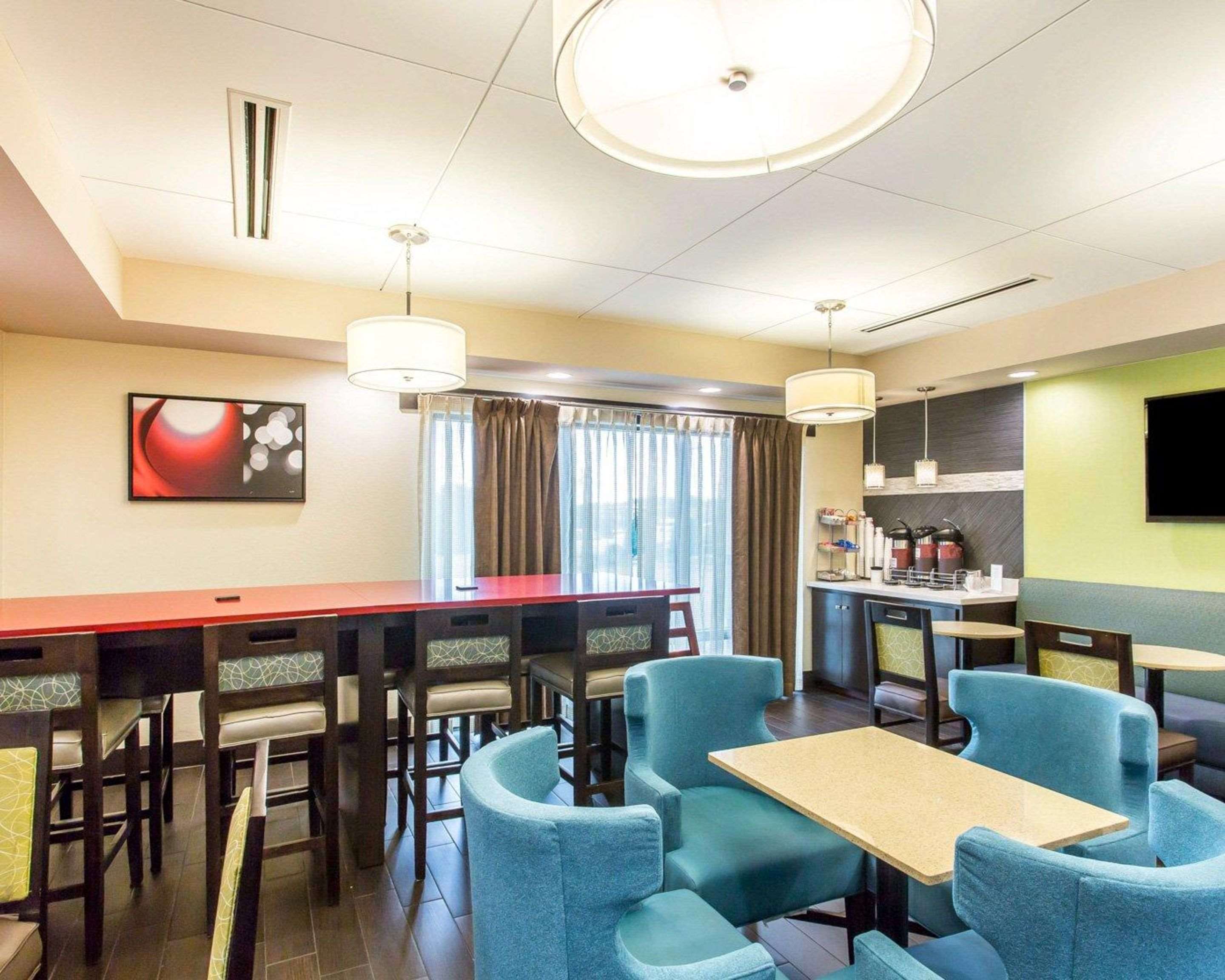 Enjoy breakfast in this seating area | Comfort Suites Cookeville