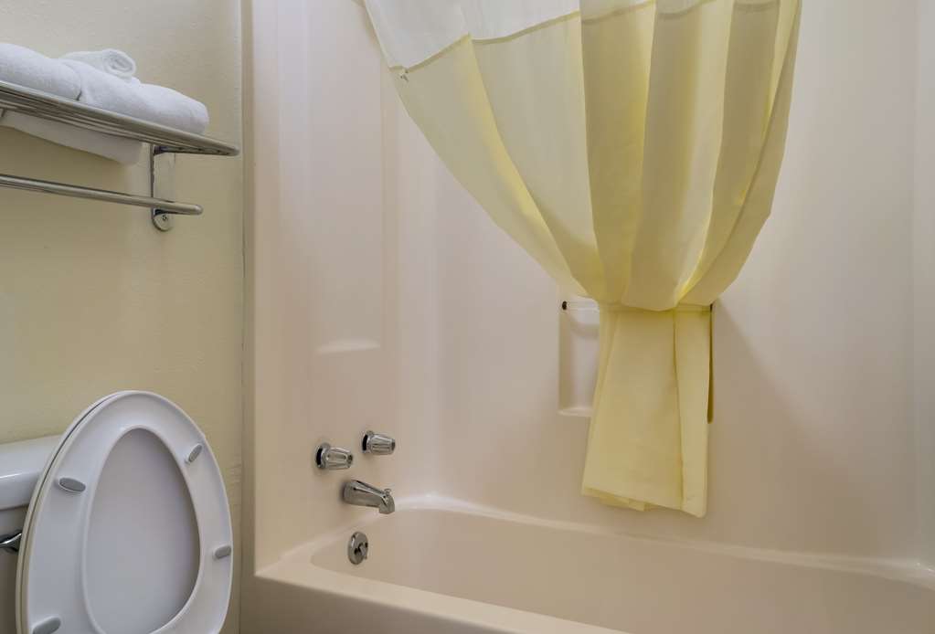 QUALITY INN BROWNSVILLE-guestroom-Guest Room,Bathroom,On-Site.jpg