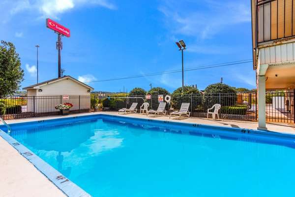 Pool - Econo Lodge Lebanon - I-40, Exit 238