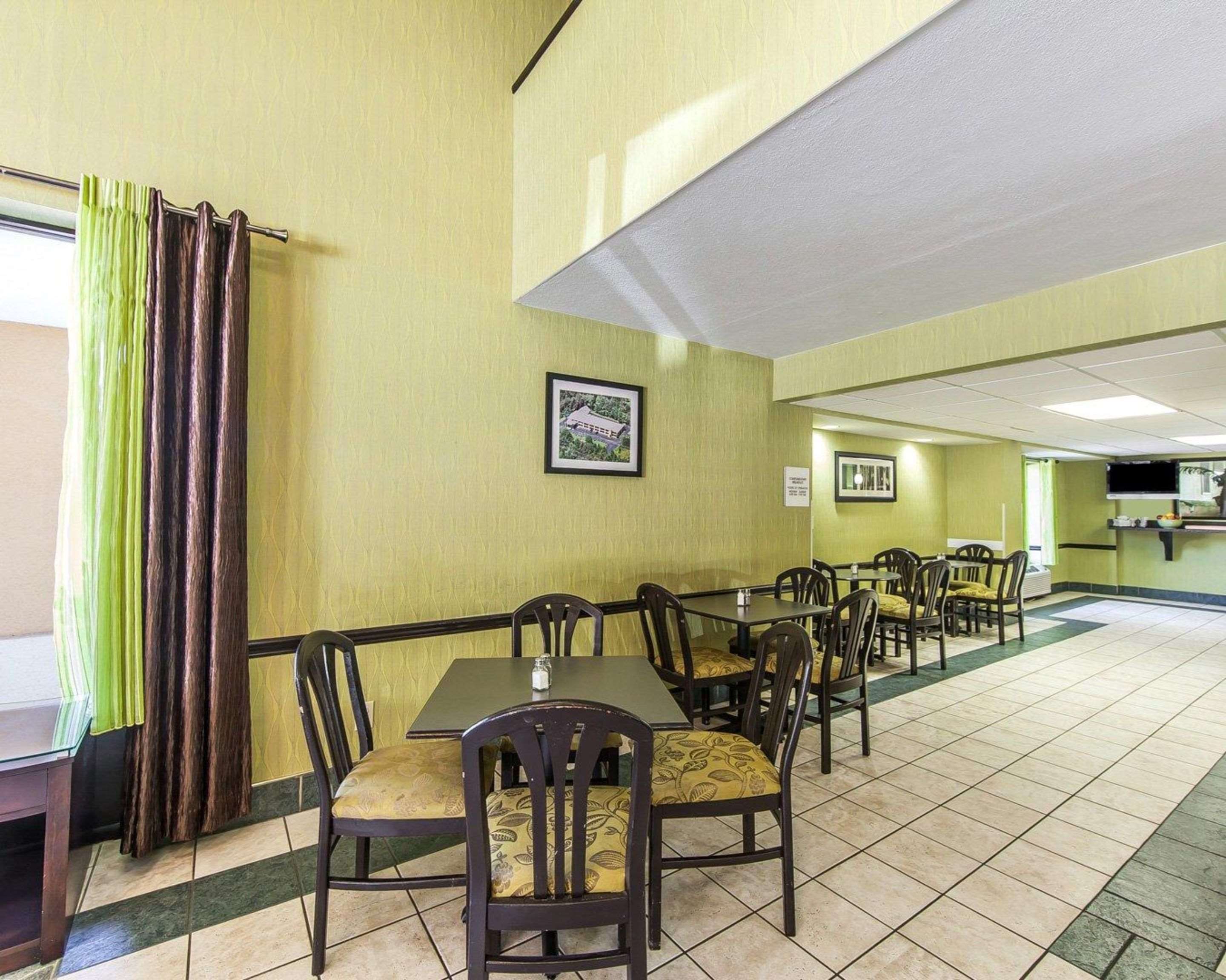 Enjoy breakfast in this seating area | Quality Inn West - Sweetwater