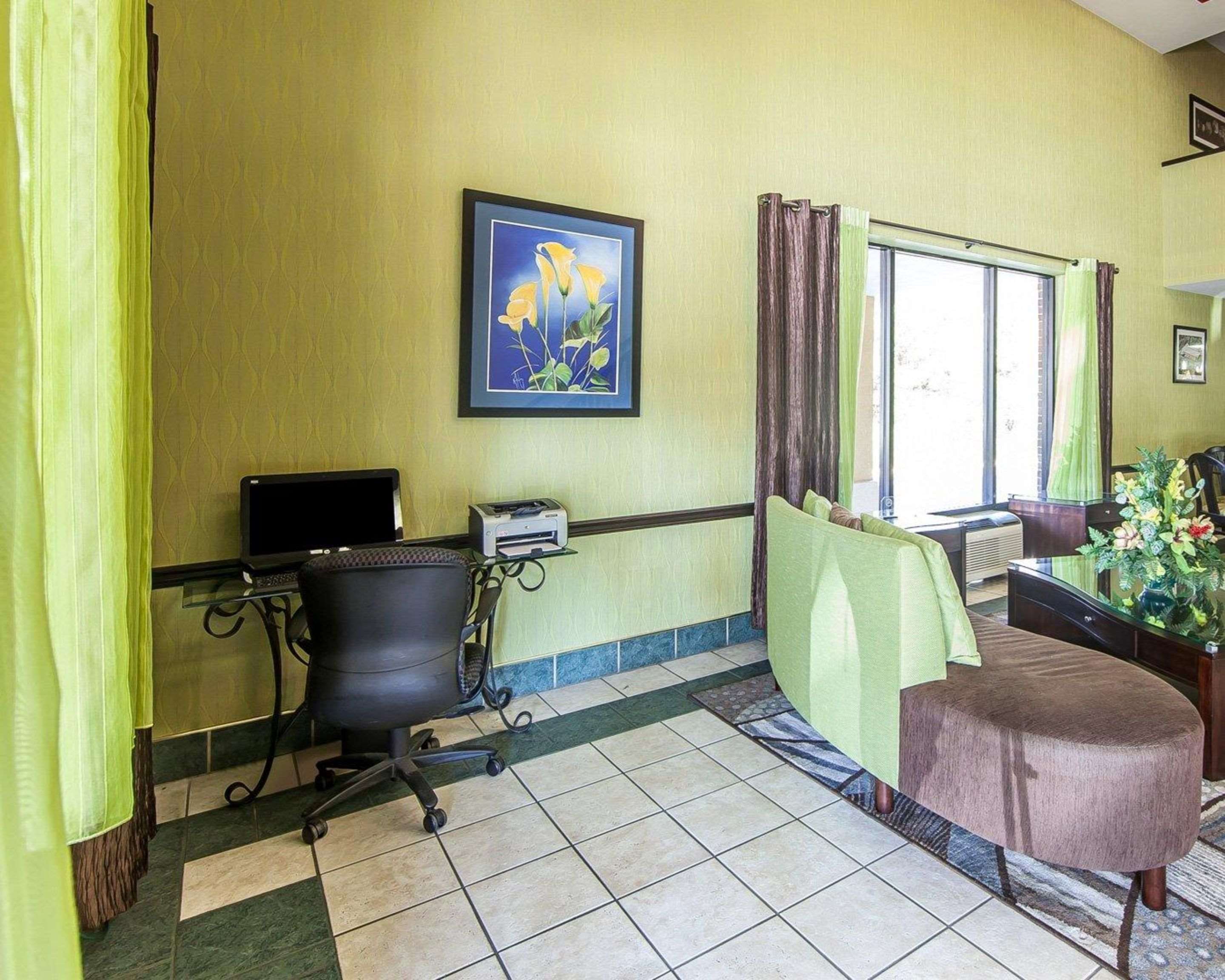 Computer in the lobby | Quality Inn West - Sweetwater