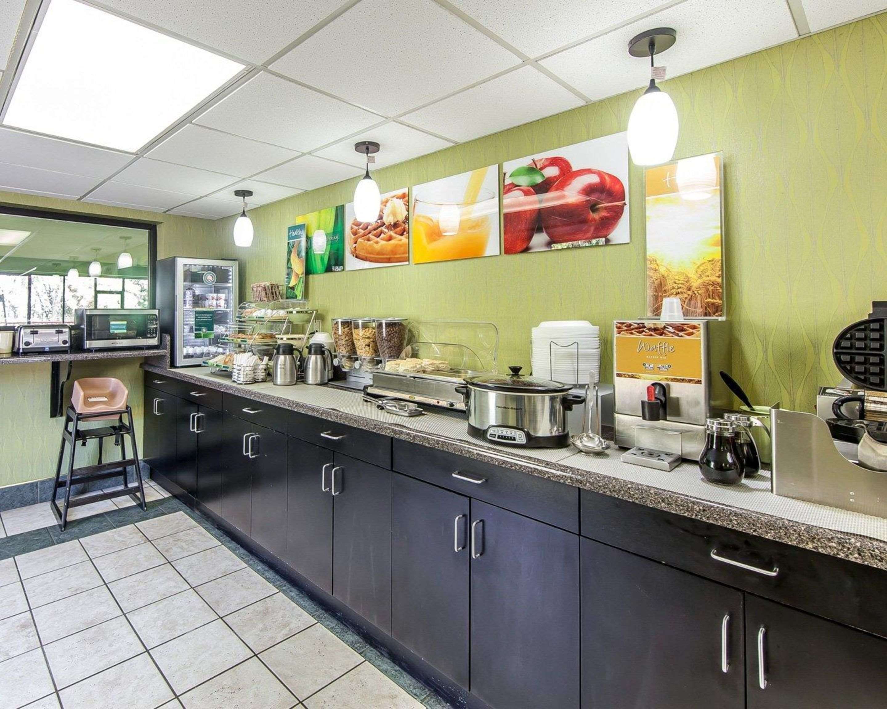 Free hot breakfast | Quality Inn West - Sweetwater