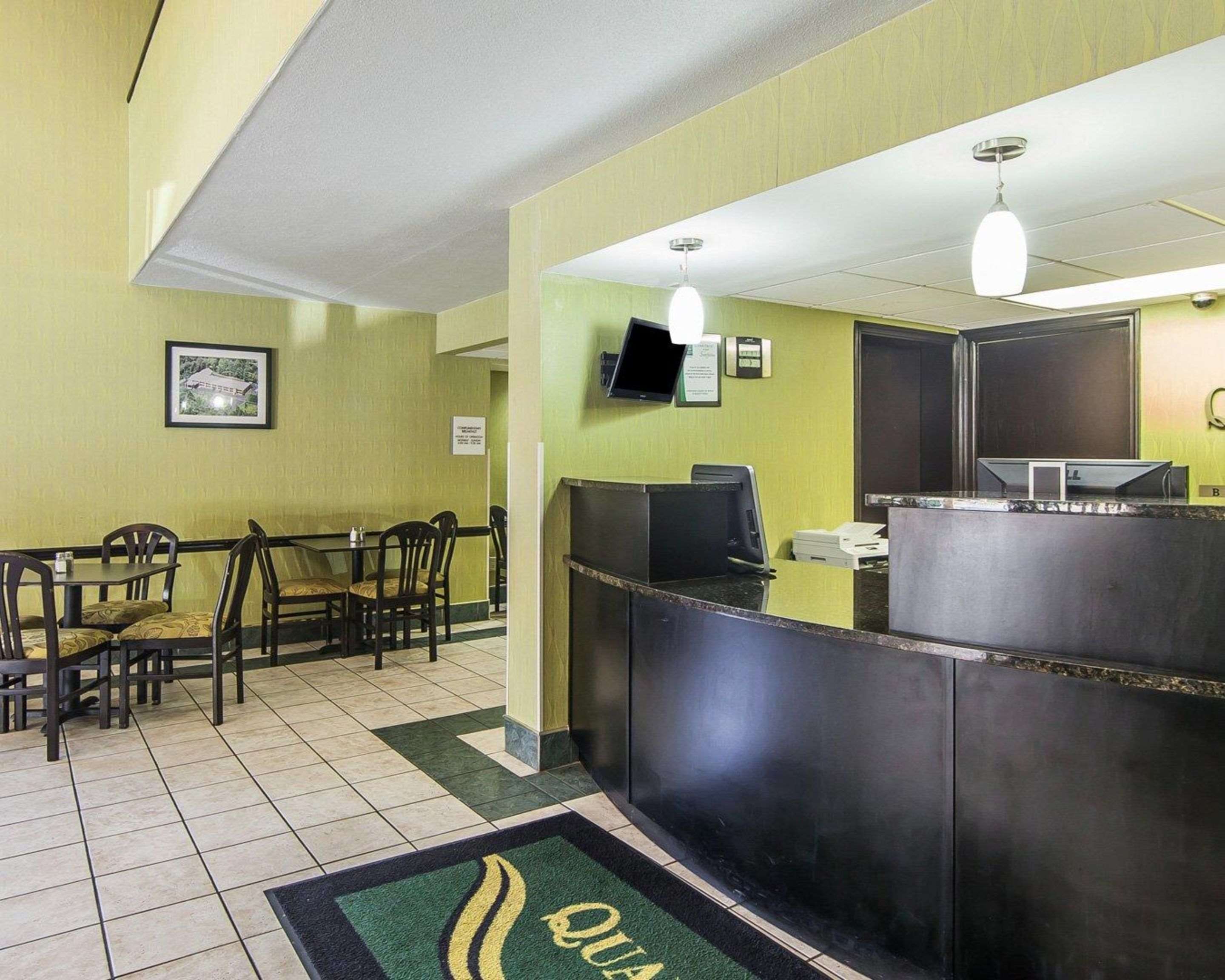 Hotel lobby | Quality Inn West - Sweetwater