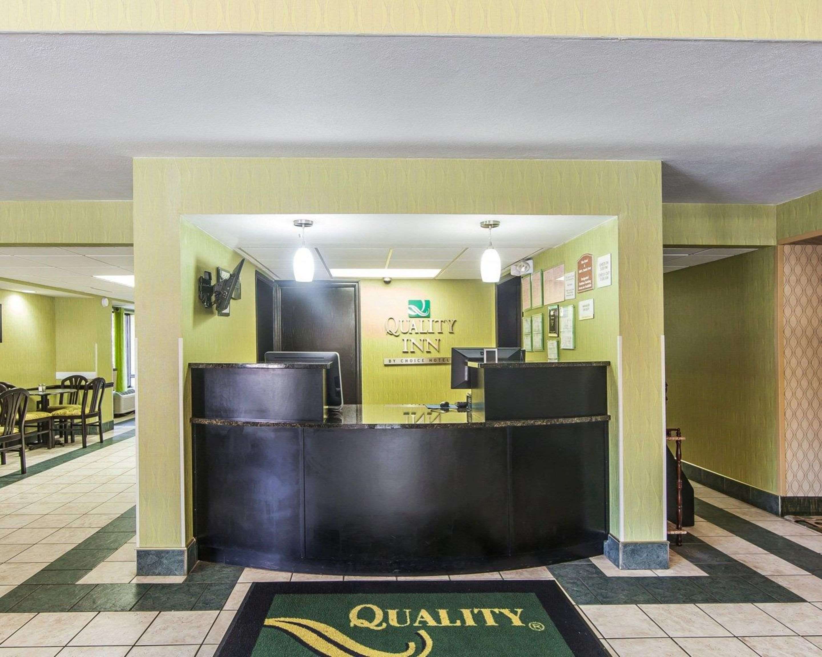 Hotel lobby | Quality Inn West - Sweetwater