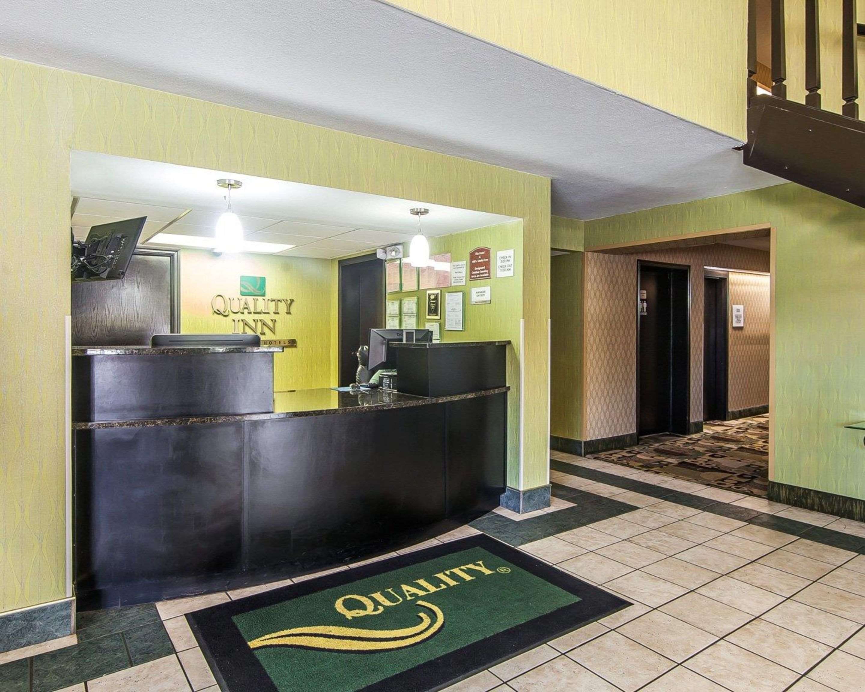 Hotel lobby | Quality Inn West - Sweetwater