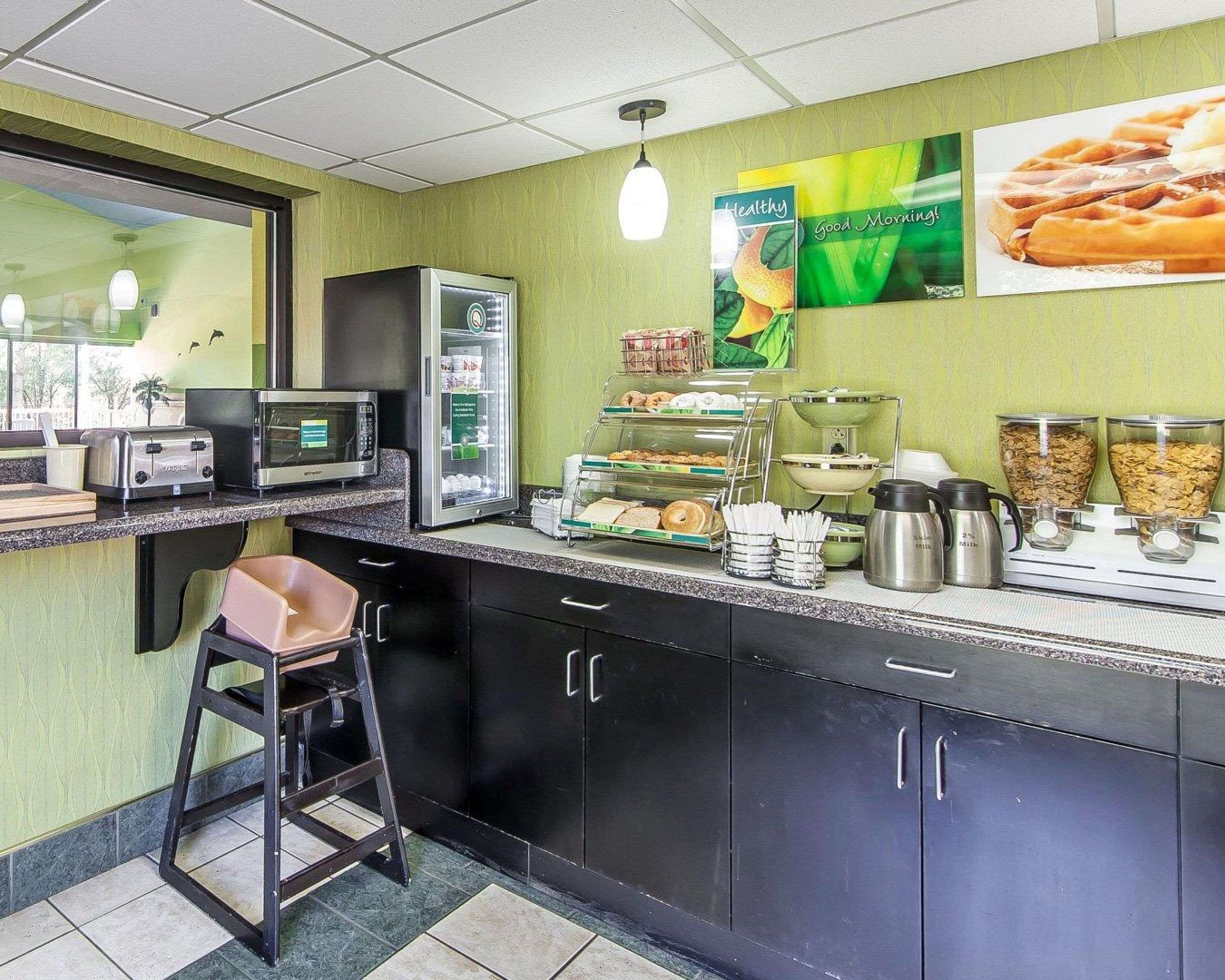 Breakfast counter | Quality Inn West - Sweetwater