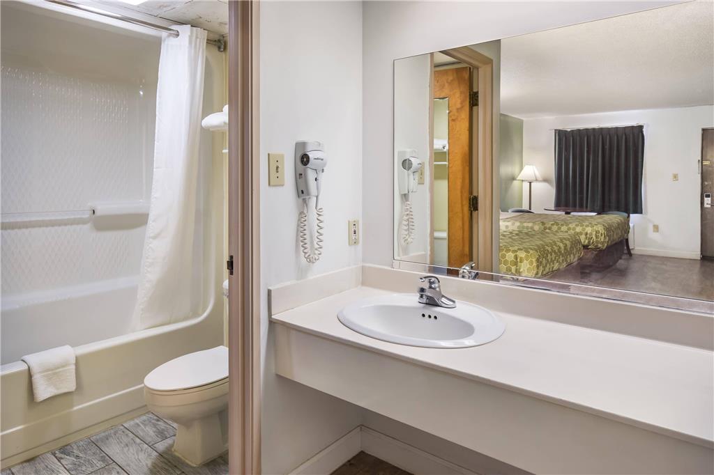 ECONO LODGE INN AND SUITES KNOXVILL-guestroom-Guest Room,On-Site.jpg