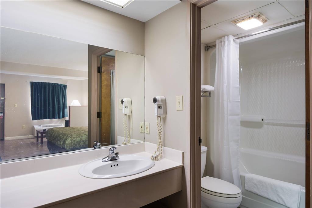ECONO LODGE INN AND SUITES KNOXVILL-guestroom-Guest Room,Bathroom,On-Site.jpg
